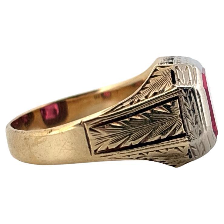 Handgravierter 14K Gelb & Weißgold Smaragdschliff 3,50ctw Synthetischer Rubin Ring im Zustand „Gut“ im Angebot in Sewickley, PA