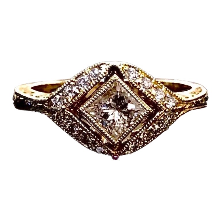 Anello di fidanzamento con diamante taglio principessa inciso a mano in oro giallo 18 carati Art Deco Halo in vendita