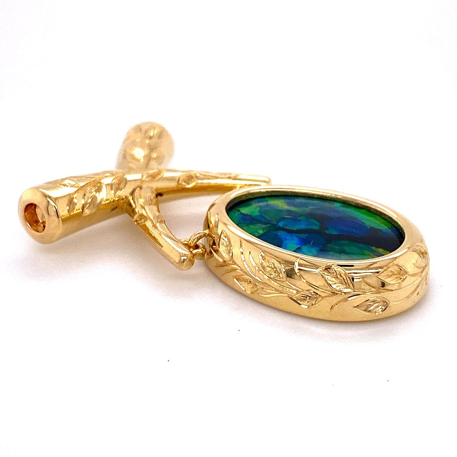 Contemporain Collier d'opales du Pérou gravé à la main en or jaune 18 carats avec fermoir en opale noire en vente