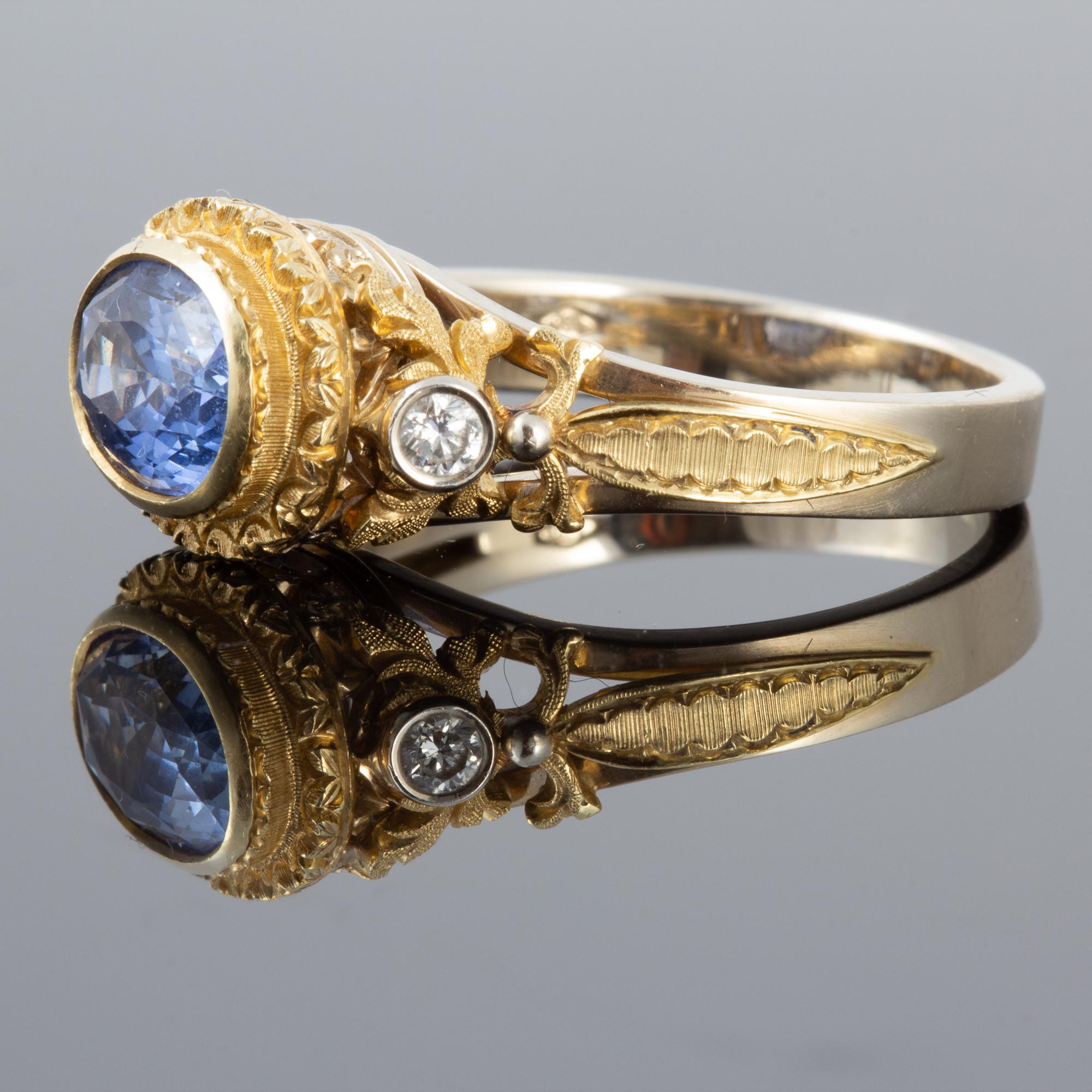 Hand Engraved Ceylon Blue Sapphire and Diamond Ring Set in 18 Karat Gold For Sale 1