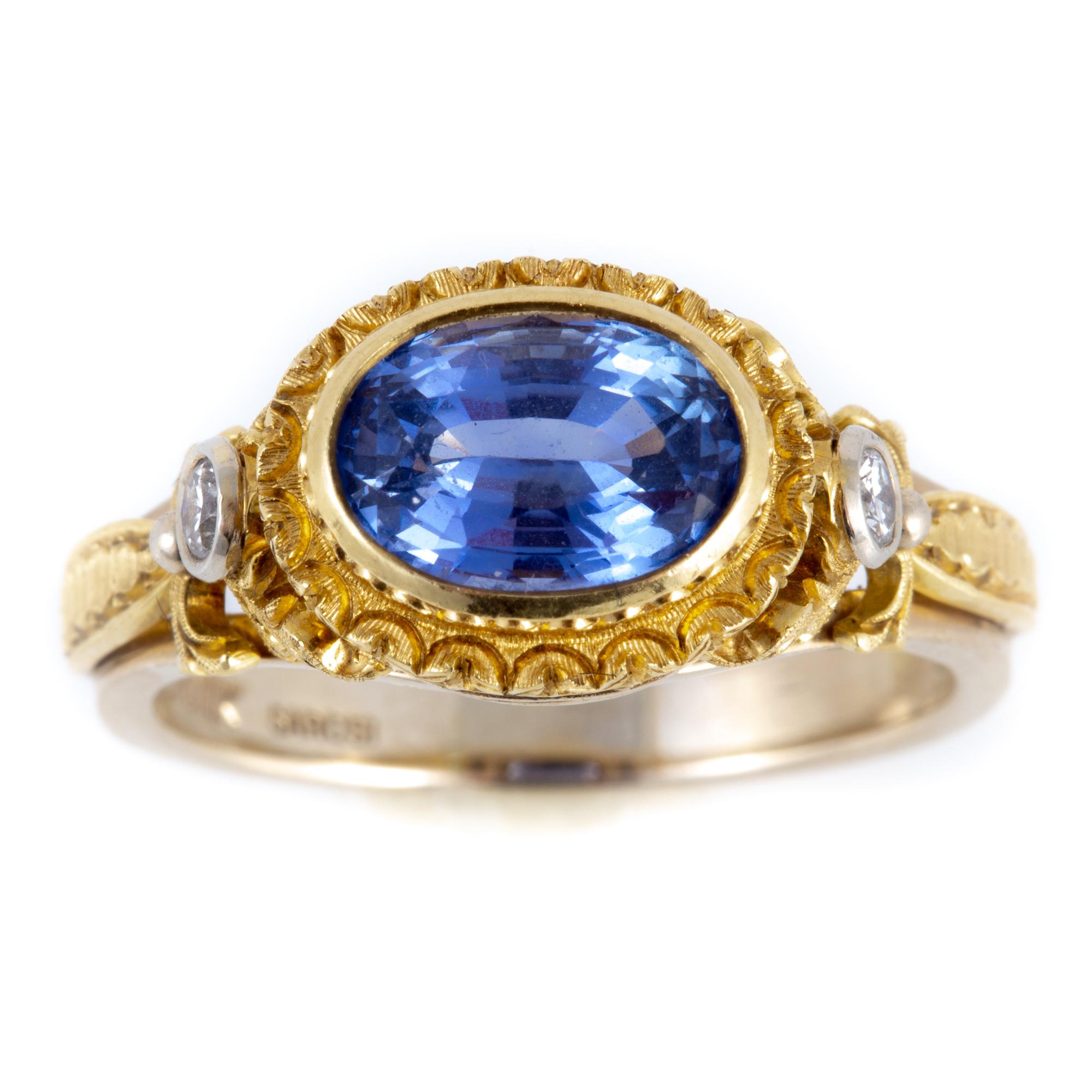 Victorien Bague en or 18 carats avec saphir bleu de Ceylan gravé à la main et diamants en vente