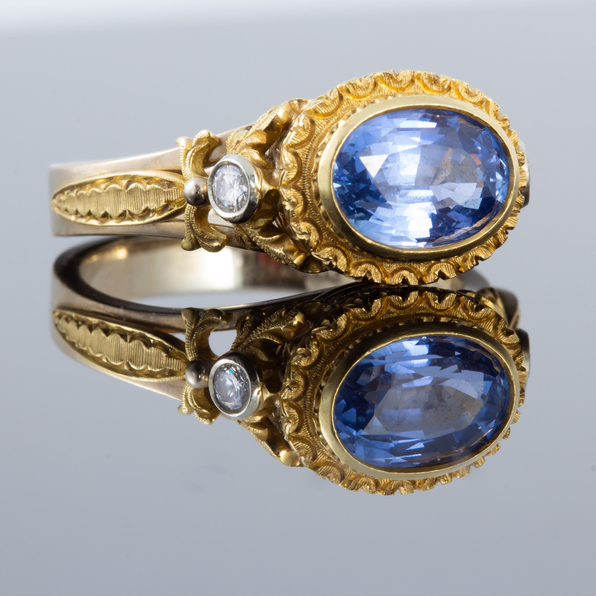 Taille coussin Bague en or 18 carats avec saphir bleu de Ceylan gravé à la main et diamants en vente