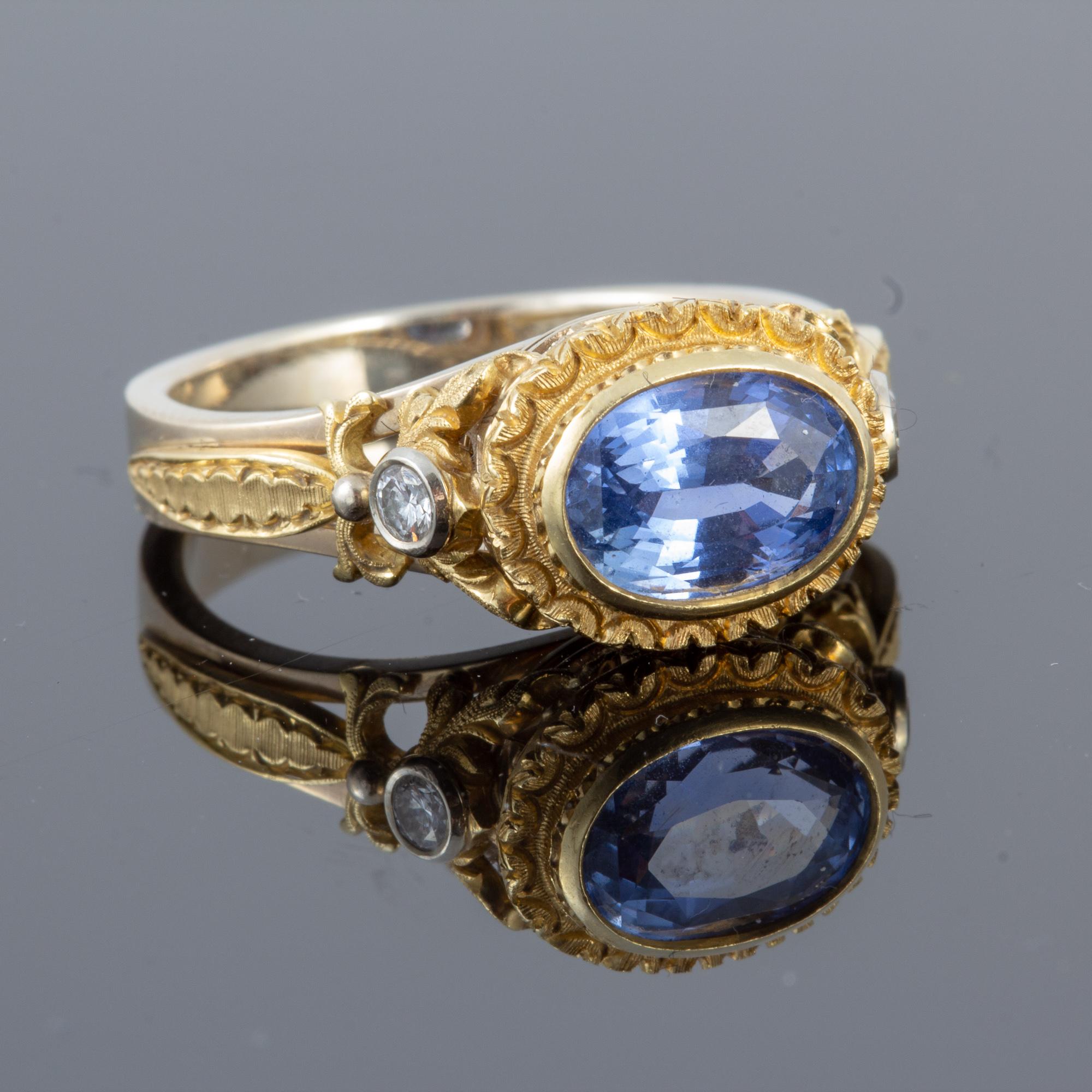 Bague en or 18 carats avec saphir bleu de Ceylan gravé à la main et diamants Excellent état - En vente à Houston, TX