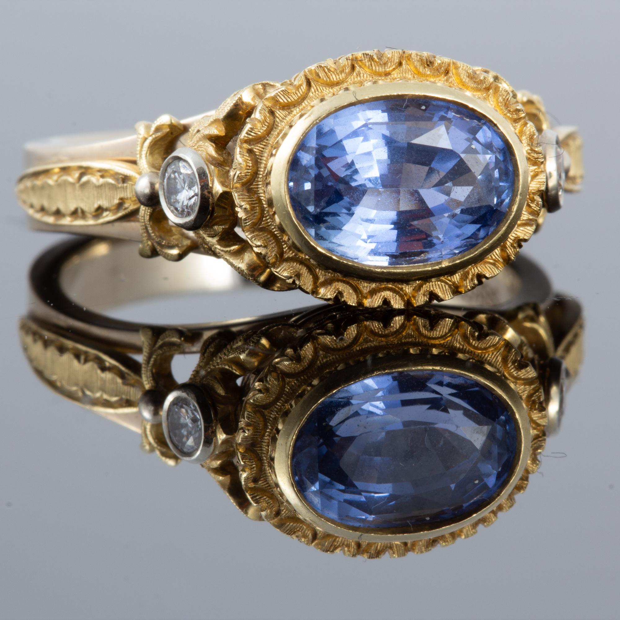 Bague en or 18 carats avec saphir bleu de Ceylan gravé à la main et diamants Unisexe en vente