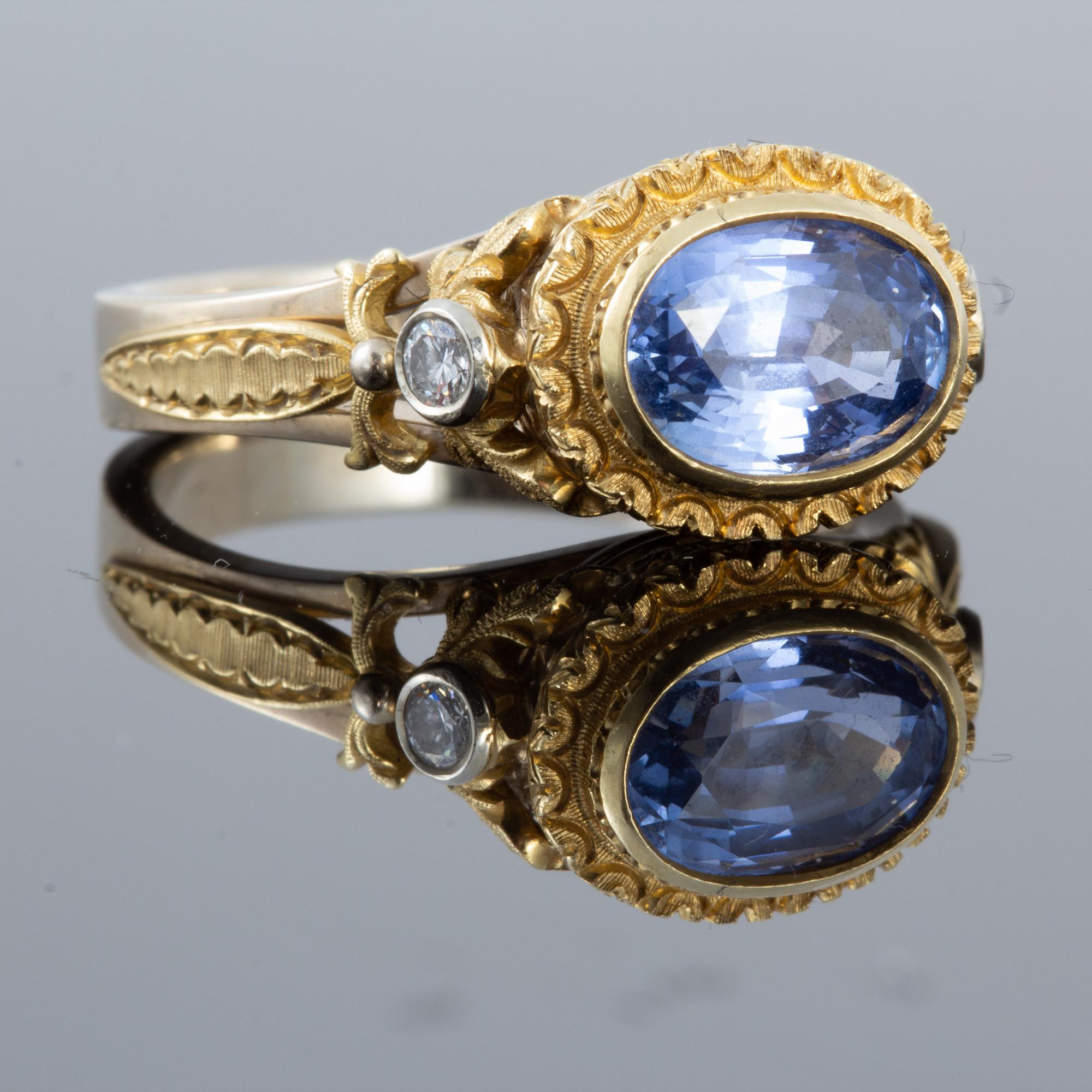 Bague en or 18 carats avec saphir bleu de Ceylan gravé à la main et diamants en vente 1