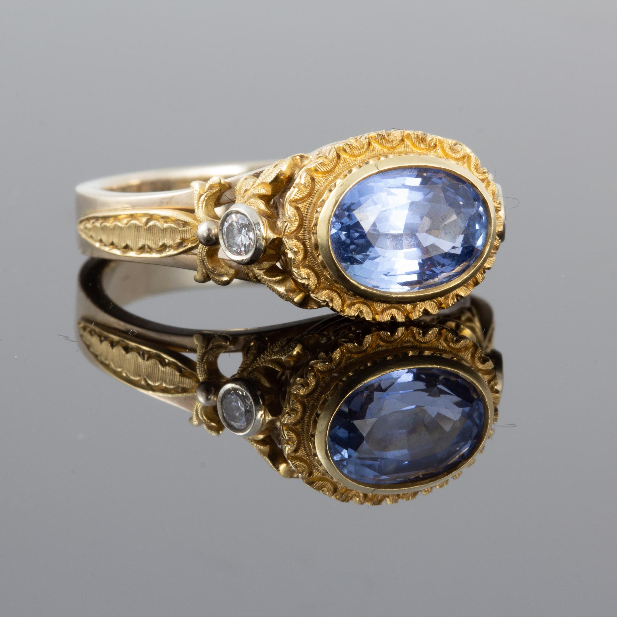 Hand Engraved Ceylon Blue Sapphire and Diamond Ring Set in 18 Karat Gold In Excellent Condition For Sale In Houston, TX