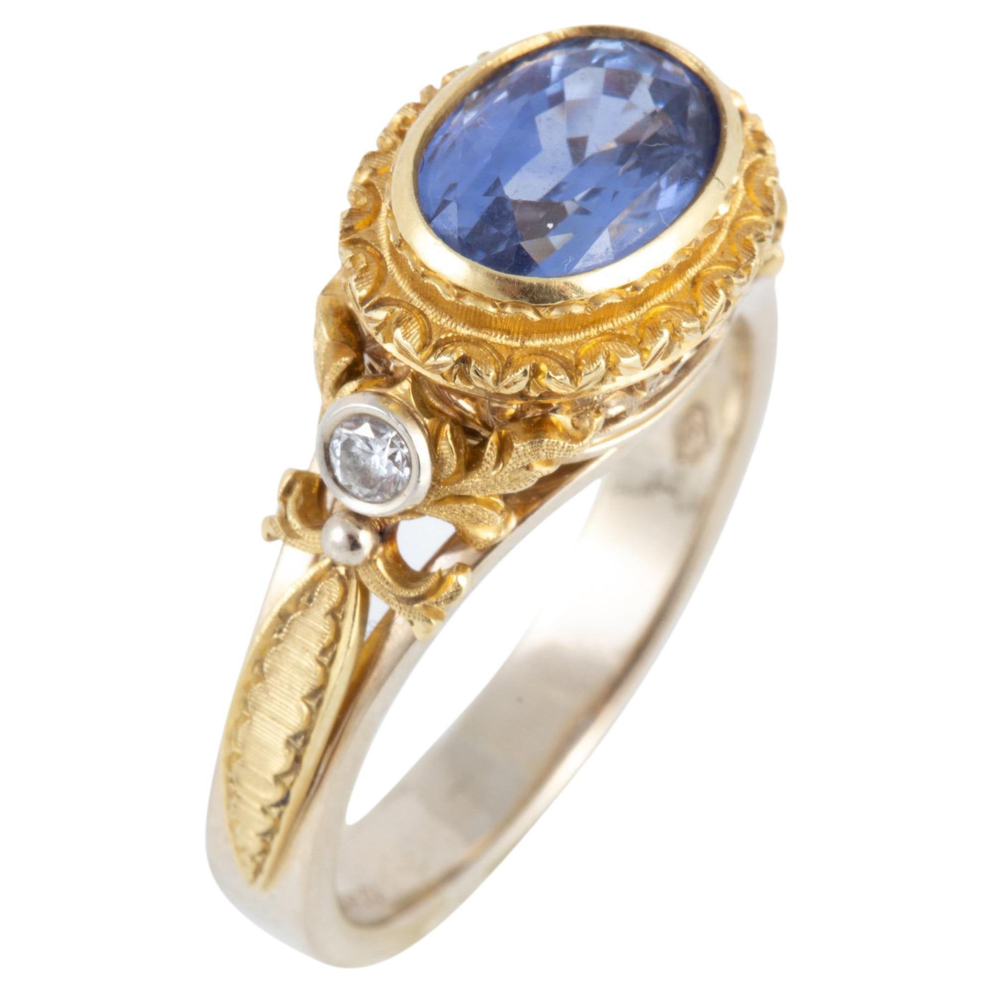 Bague en or 18 carats avec saphir bleu de Ceylan gravé à la main et diamants en vente