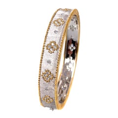 Bracelet en argent platiné bicolore avec motif de trèfle gravé à la main