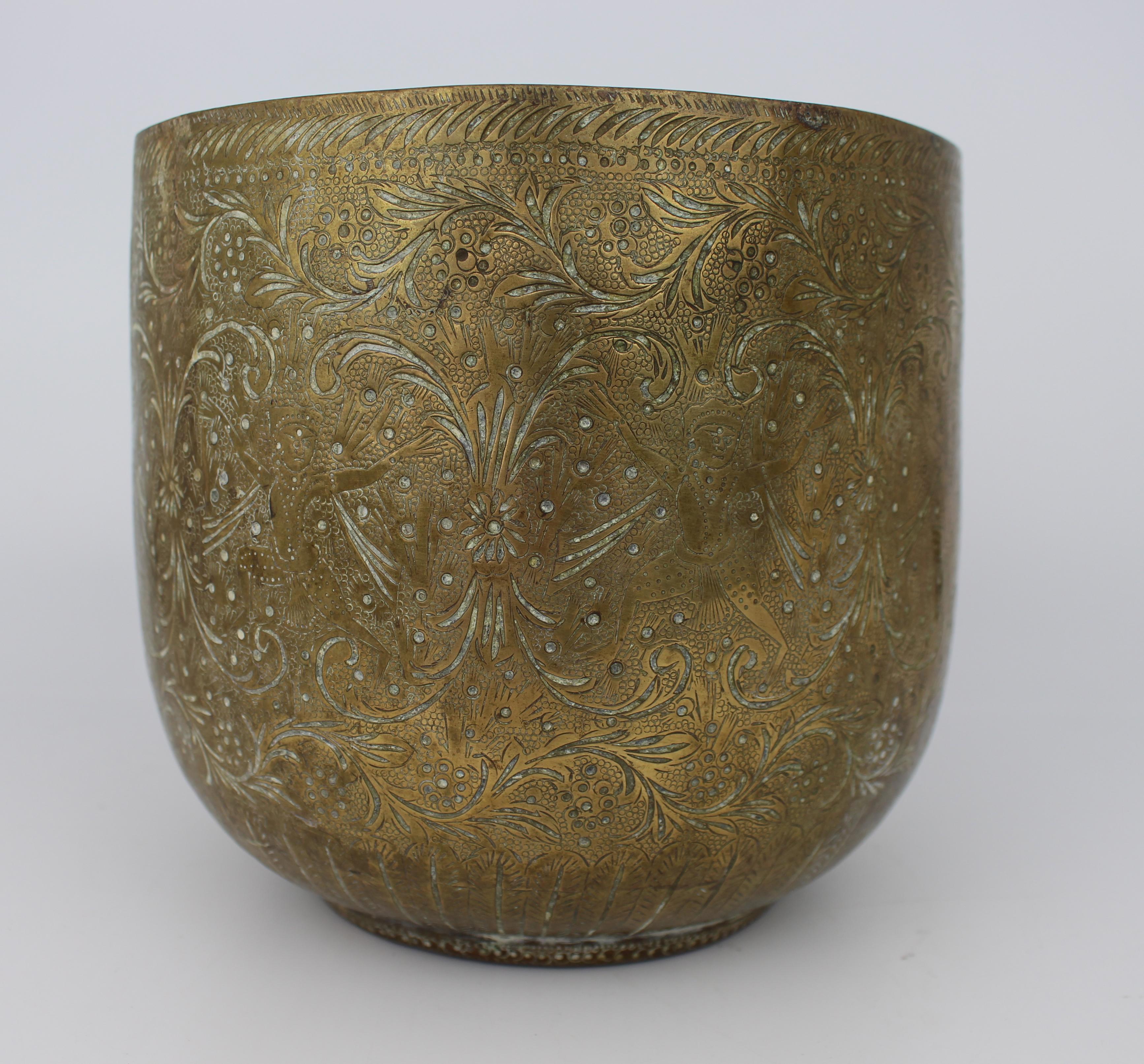 Hand-Engraved Indian Brass Jardinière or Cachepot, Circa 1880 Indio en venta