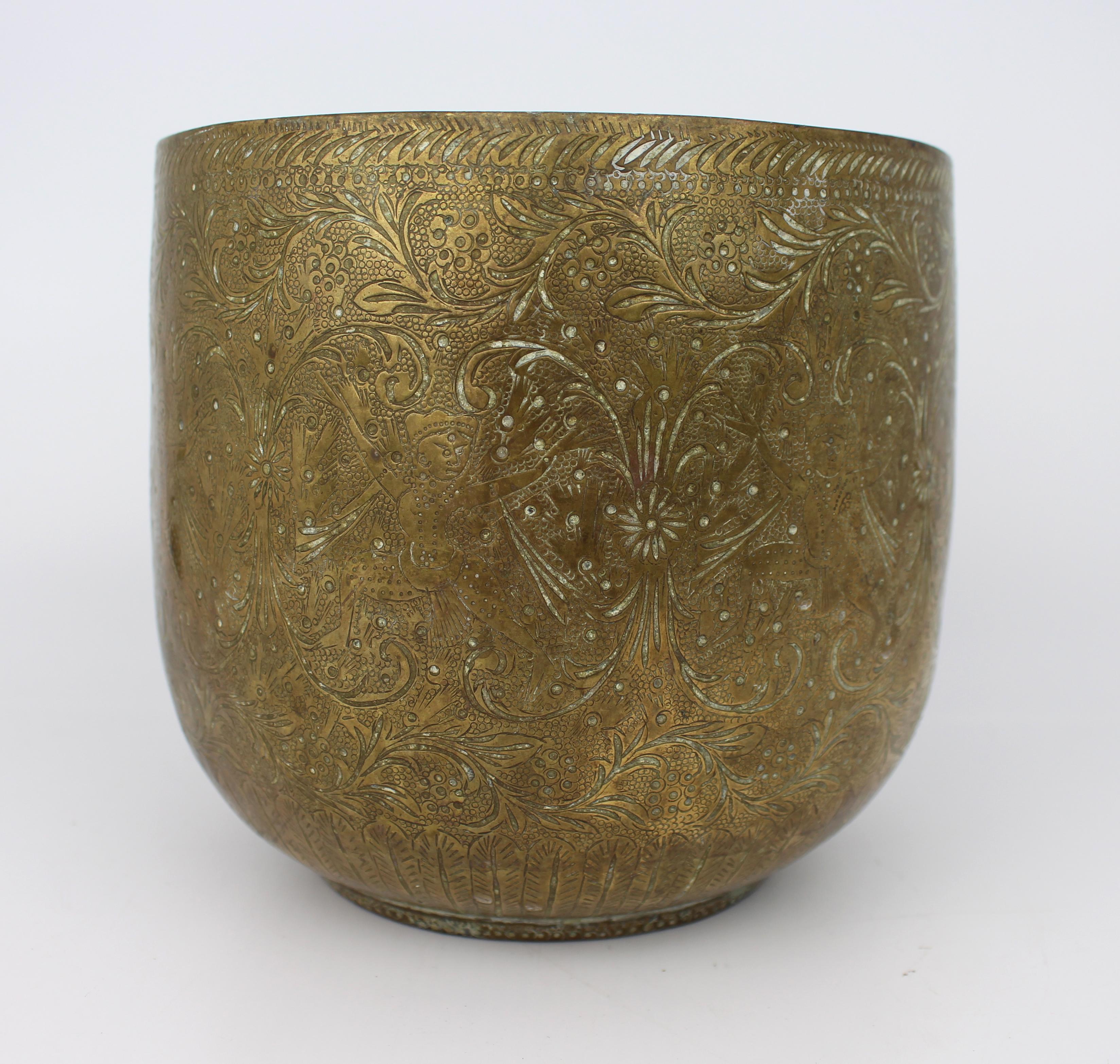 Hand-Engraved Indian Brass Jardinière or Cachepot, Circa 1880 en Bueno estado para la venta en Worcester, GB