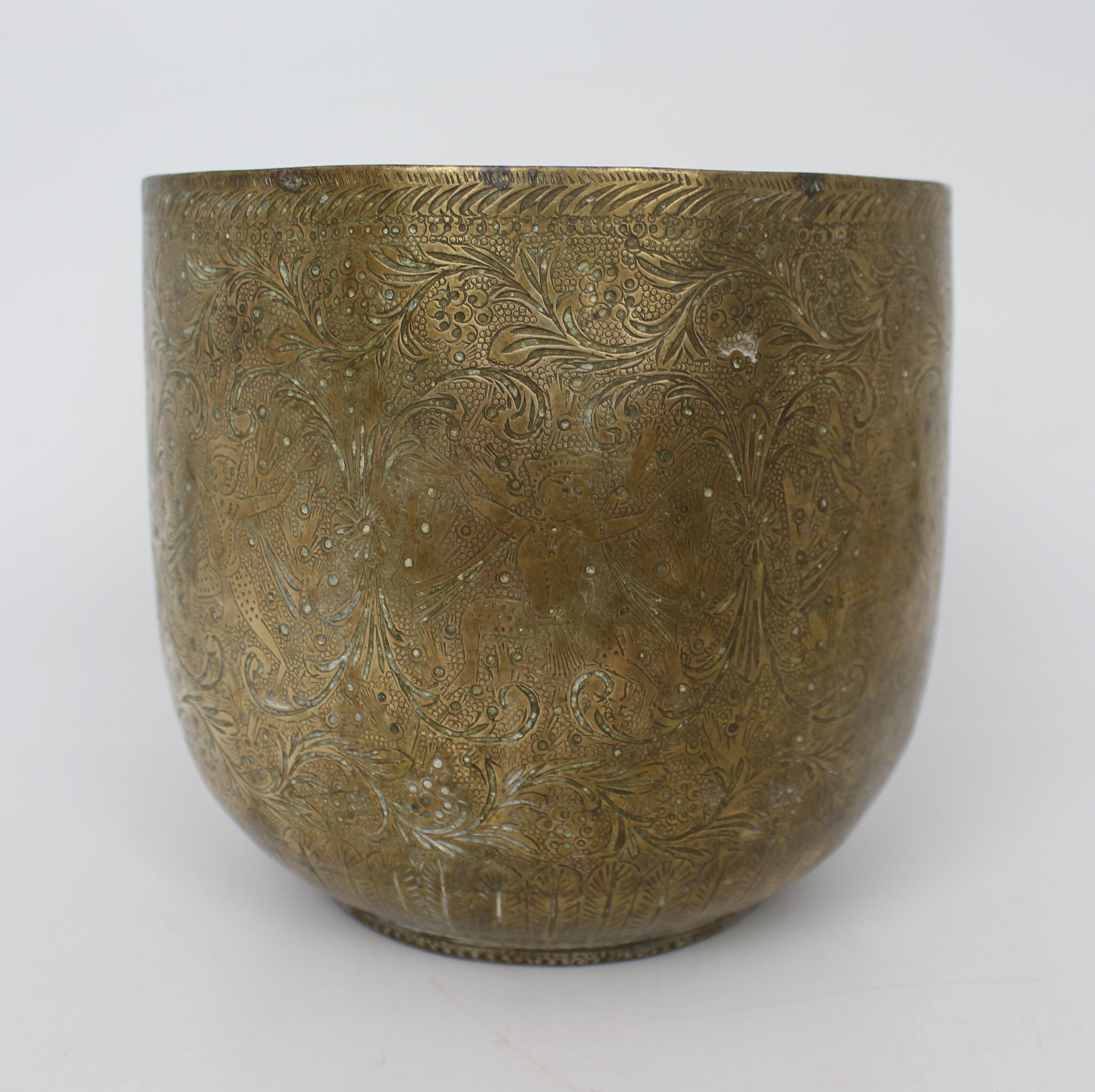 Hand-Engraved Indian Brass Jardinière or Cachepot, Circa 1880 siglo XIX en venta