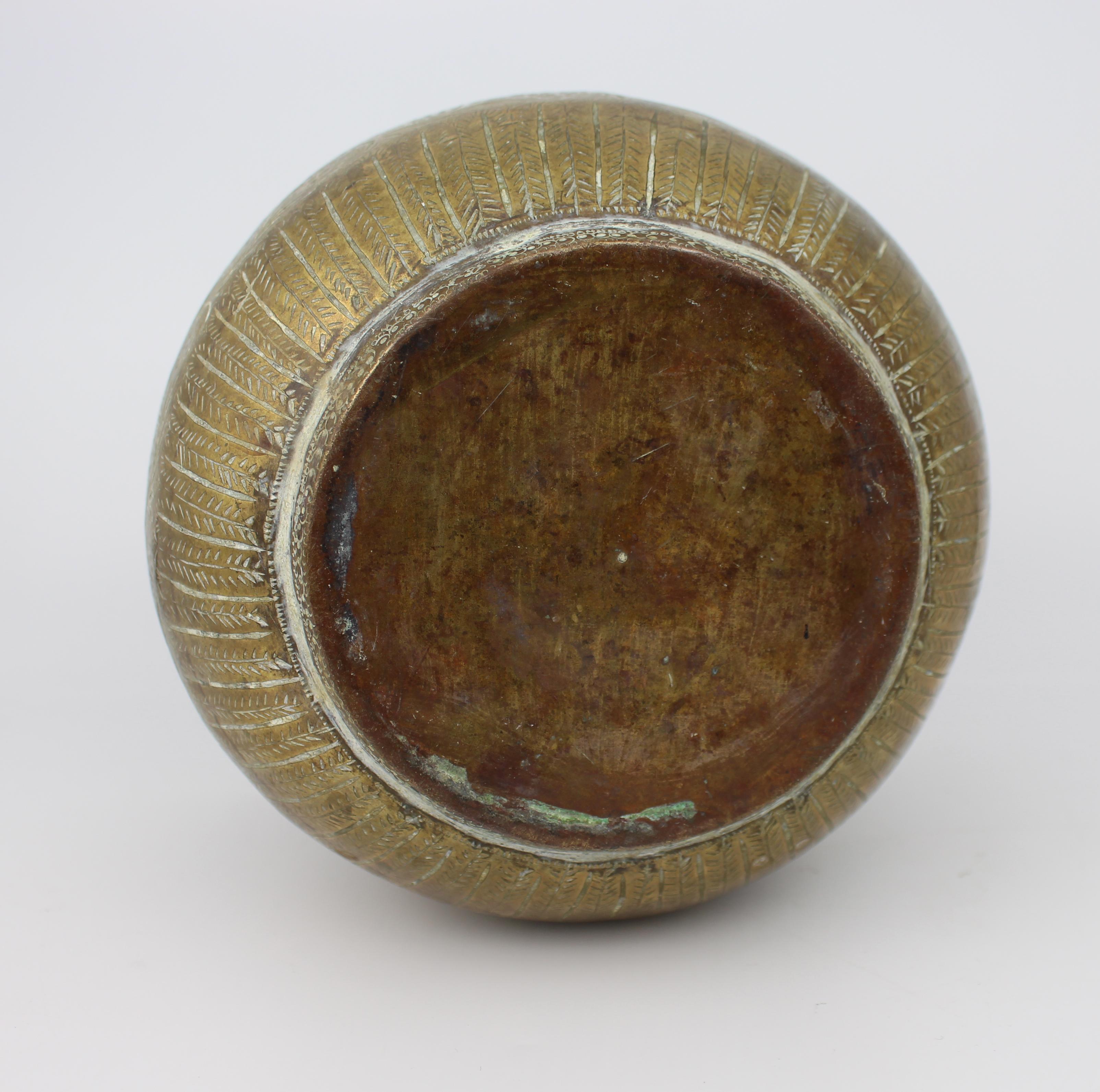 Hand-Engraved Indian Brass Jardinière or Cachepot, Circa 1880 en venta 1