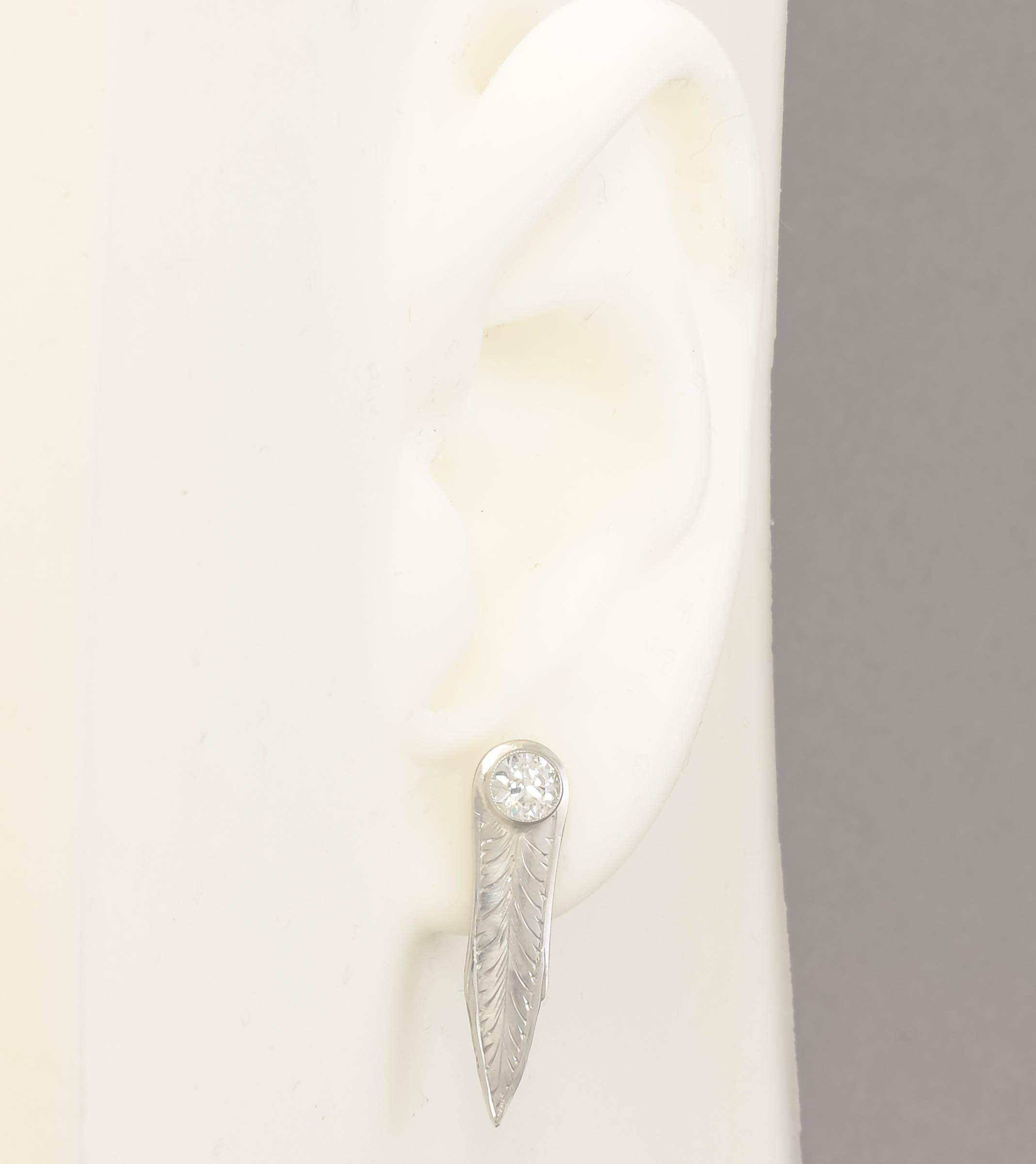 Handgravierte Blattfeder-Diamant-Ohrringe - Diamanten im alteuropäischen Schliff .90 ctw im Angebot 2