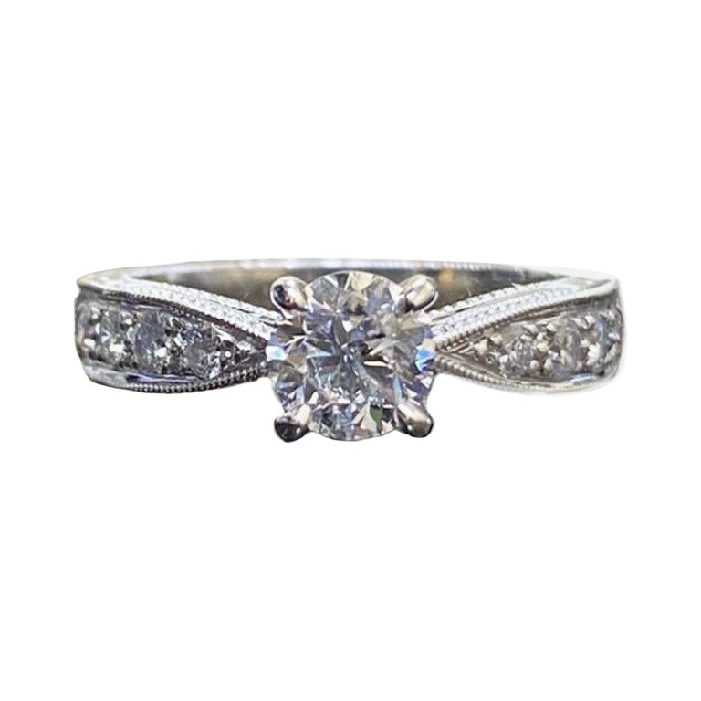 Handgravierter Platin-Verlobungsring mit GIA-zertifiziertem rundem F-Diamant (Art déco) im Angebot