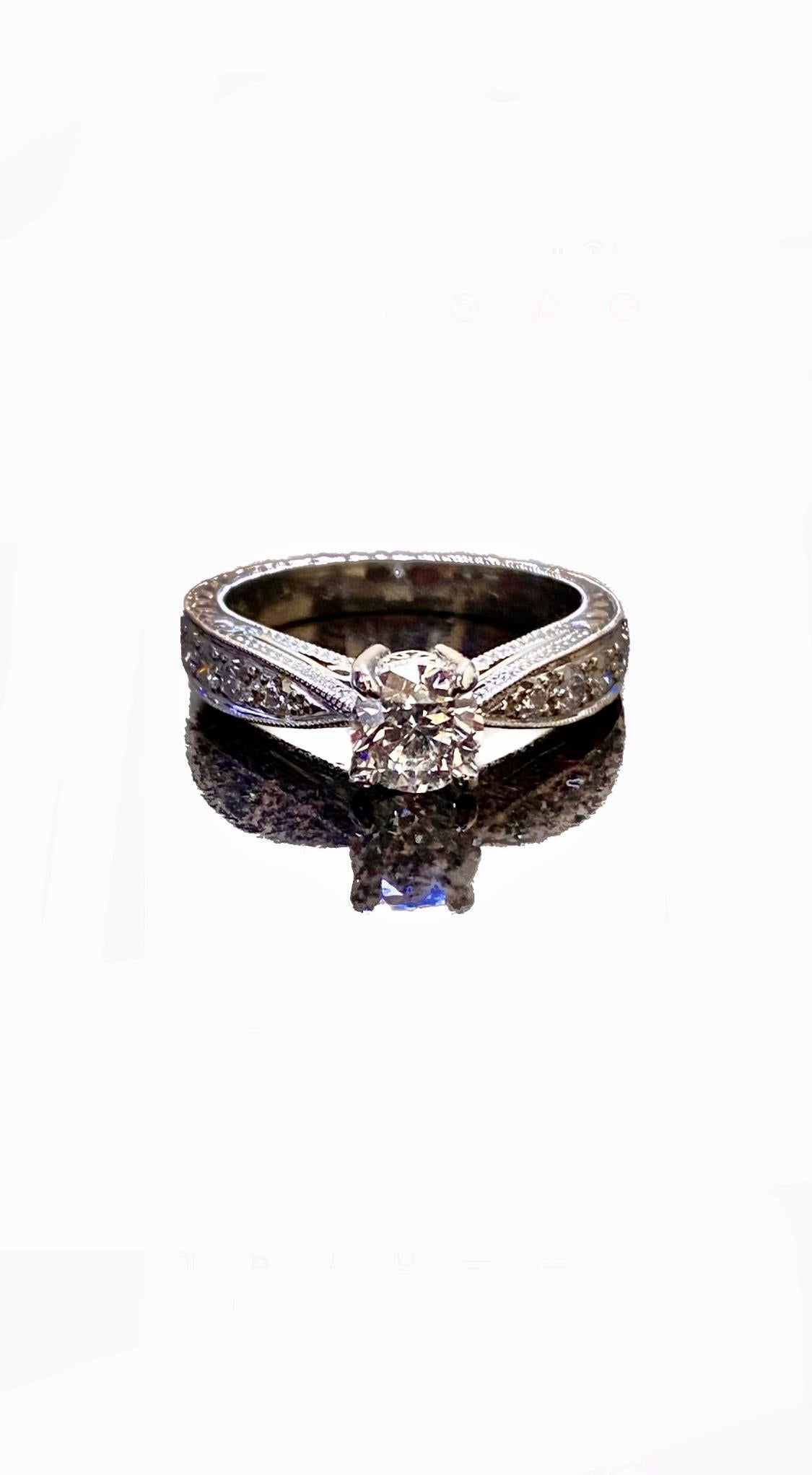 DeKara Designs Collection'S

Metall - 90% Platin, 10% Iridium.

Steine- GIA-zertifizierter runder Brillantdiamant F Farbe I1 Reinheit 0,71 Karat, 8 runde Diamanten F-G Farbe VS1-VS2 Reinheit 0,28 Karat.

Diamant ist