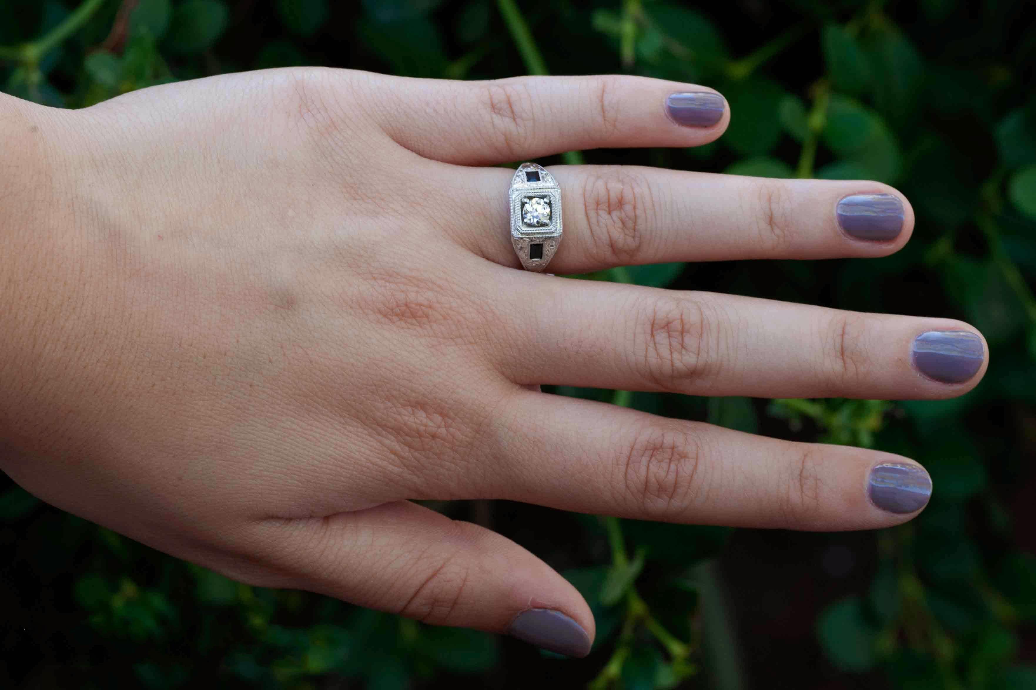 Der Vintage-Verlobungsring Pomona. Ein aufregender, fein detaillierter Ring mit feiner Handgravur, Maserung, Filigranität und einem hohen Maß an Handarbeit machen diesen Verlobungsring zu einem Muss für Männer oder Frauen. Im Mittelpunkt steht ein