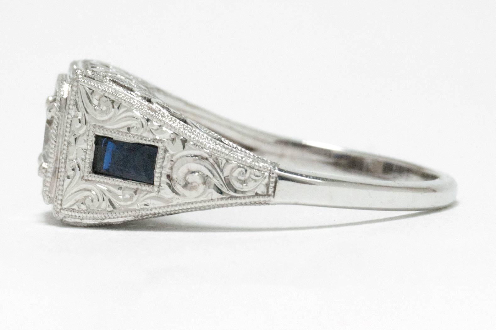 Handgravierter Vintage-Verlobungsring mit alteuropäischem Diamant-Saphir (Alteuropäischer Schliff) im Angebot