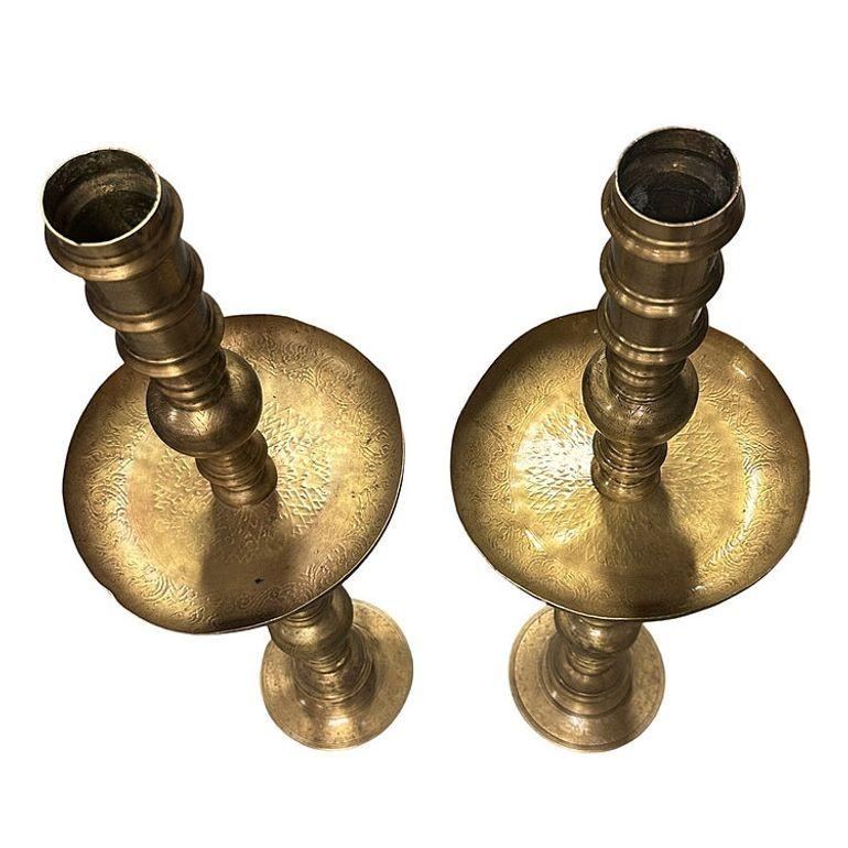 Turco Candelabro da terra marocchino in ottone inciso a mano, coppia in vendita