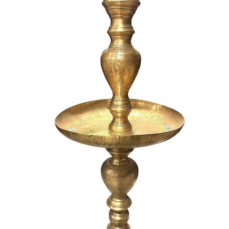 Metà XX secolo Candelabro da terra marocchino in ottone inciso a mano, coppia in vendita