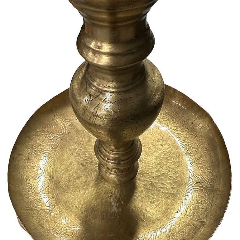 Candelabro da terra marocchino in ottone inciso a mano, coppia in vendita 1