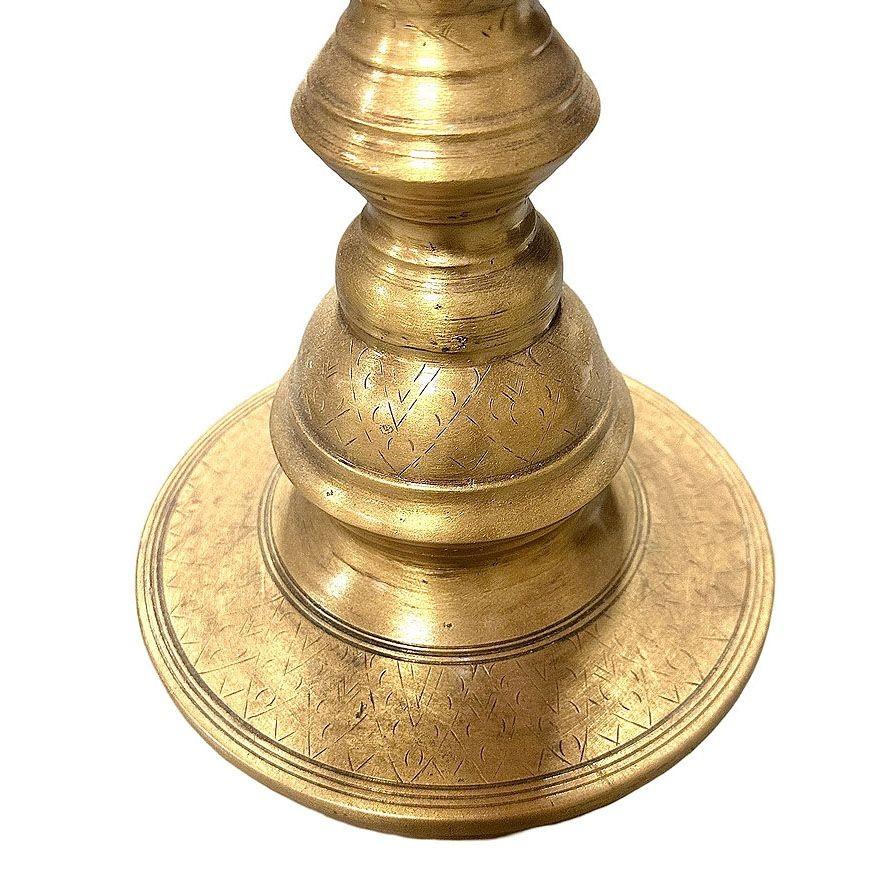 Candelabro da terra marocchino in ottone inciso a mano, coppia in vendita 2