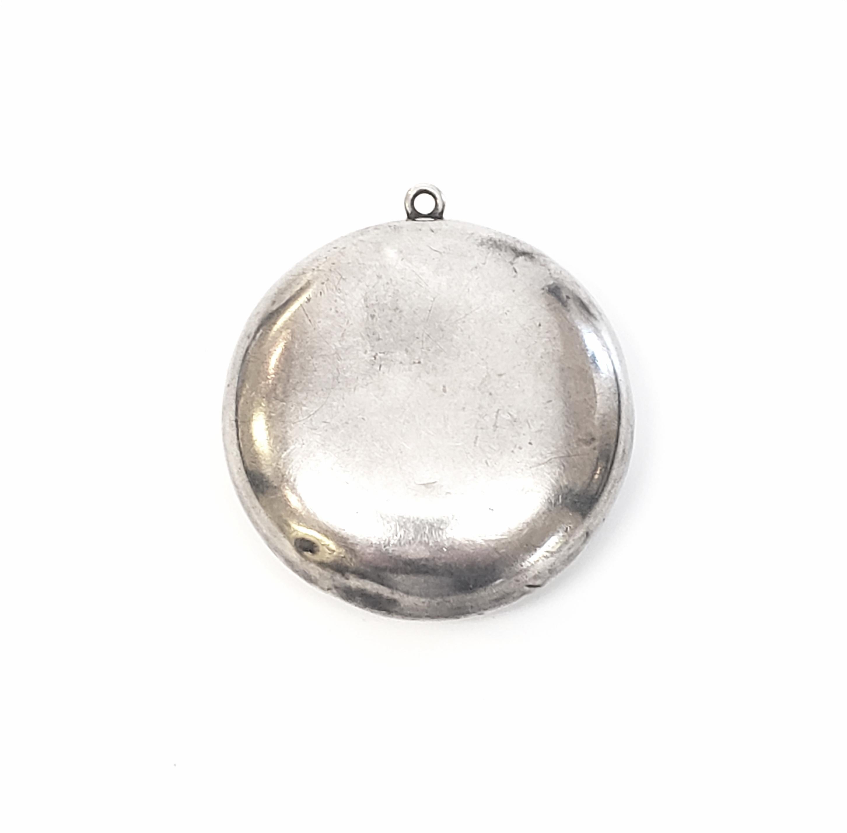 Antique sterling silver chatelaine compact or snuff box.

Beautiful hand etched design in a floral and scroll motif on one side, plain backside. No monogram.

Measures 1 5/8