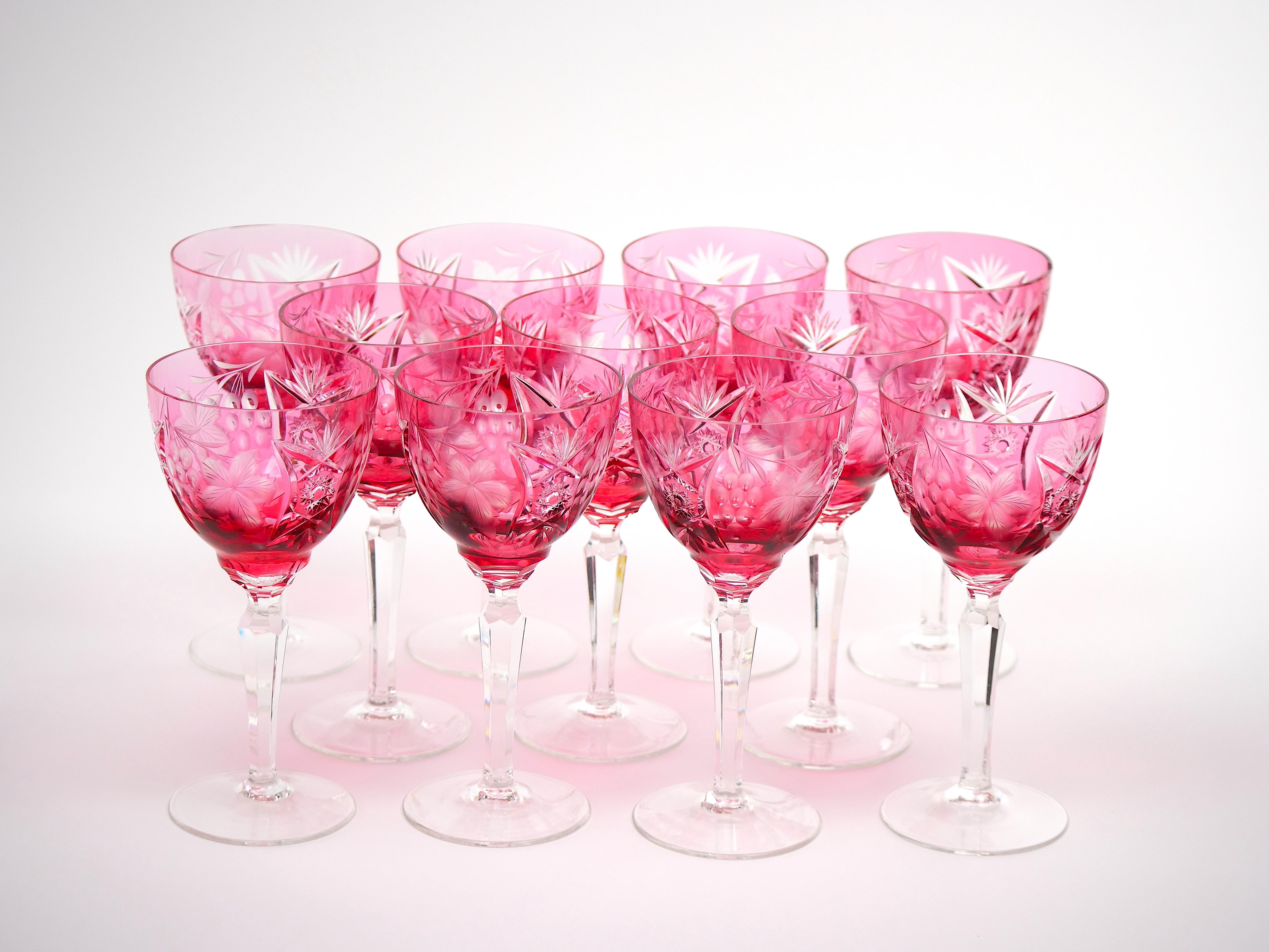 Enhance your elegant soirees with our exquisite Val-Saint-Lambert hand etched tableware or barware crystal tall wine or water glassware service for 10 people. Crafted with the utmost precision and artistry, each champagne coupe is meticulously