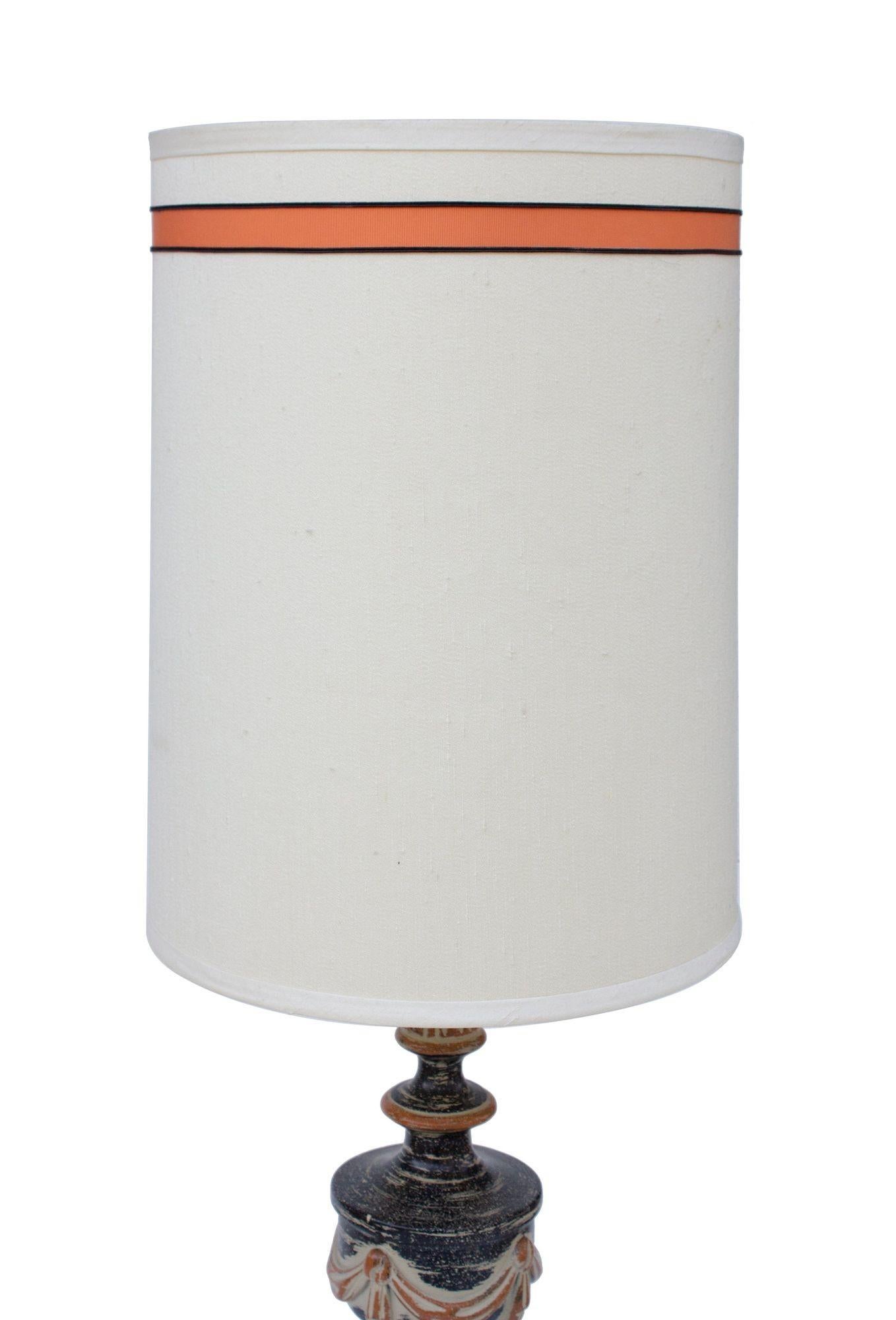 Handgefertigte neoklassizistische Tischlampe in Schwarz, Taupe und gebranntem Orange im Angebot 3