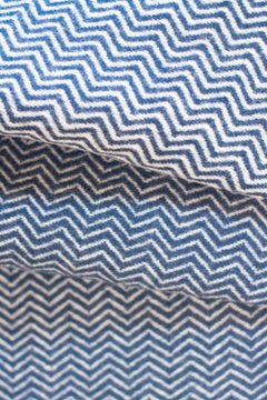 Couverture/plier en laine biologique fini à la main avec motif de vague bleu foncé, fabriqué au Portugal