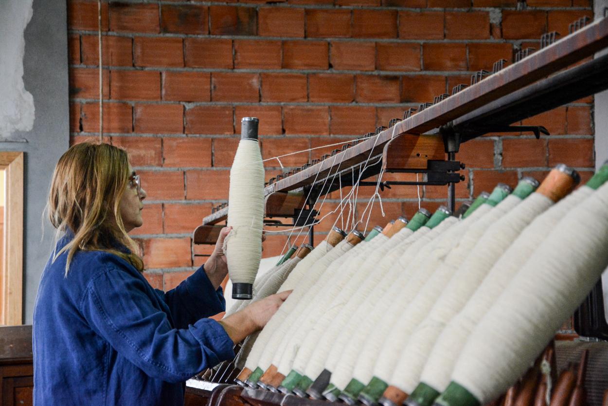 Couverture/plier en laine biologique fini à la main avec motif de vagues turquoise, fabriqué au Portugal en vente 3