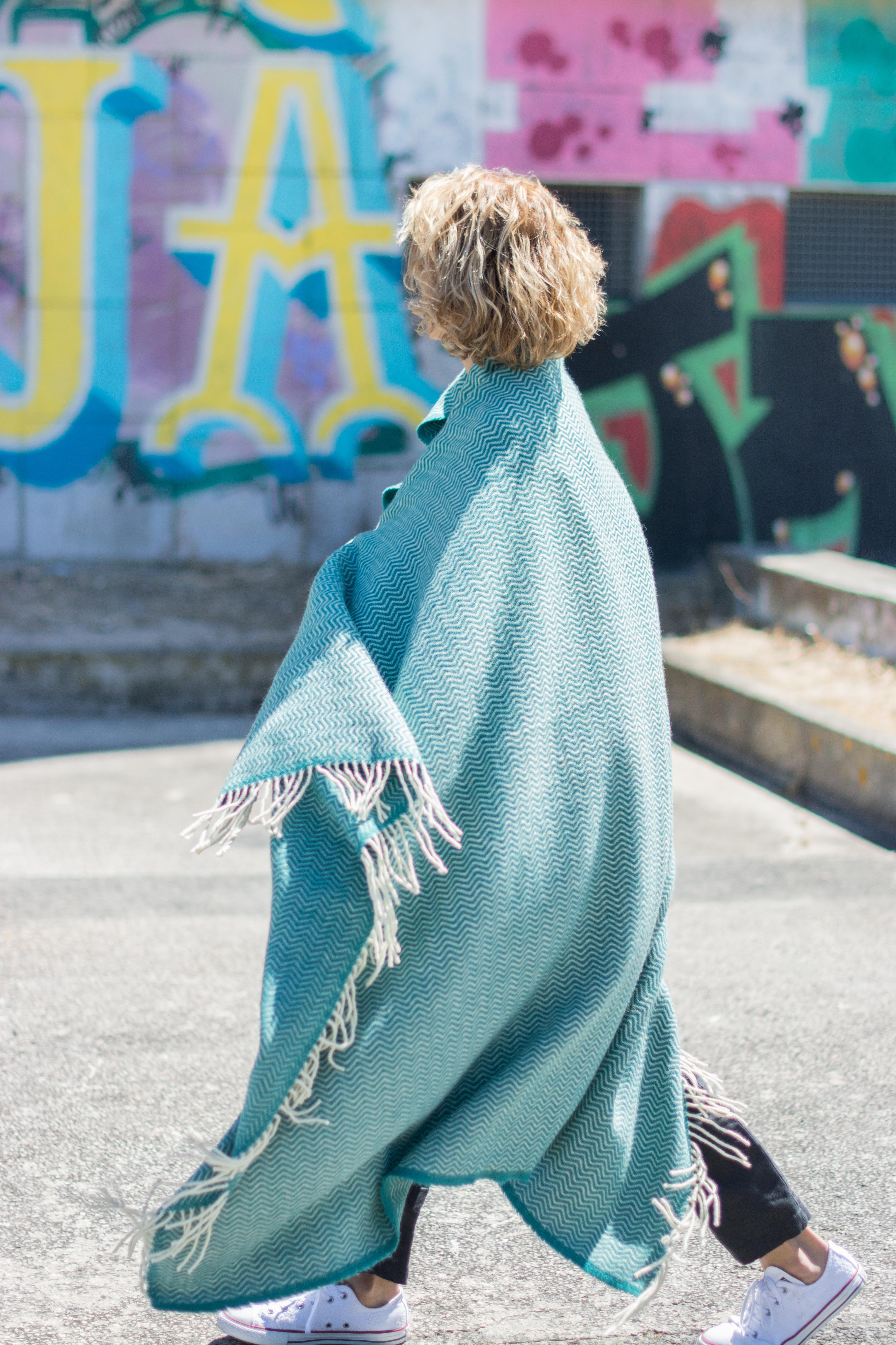 Couverture/plier en laine biologique fini à la main avec motif de vagues turquoise, fabriqué au Portugal en vente 7