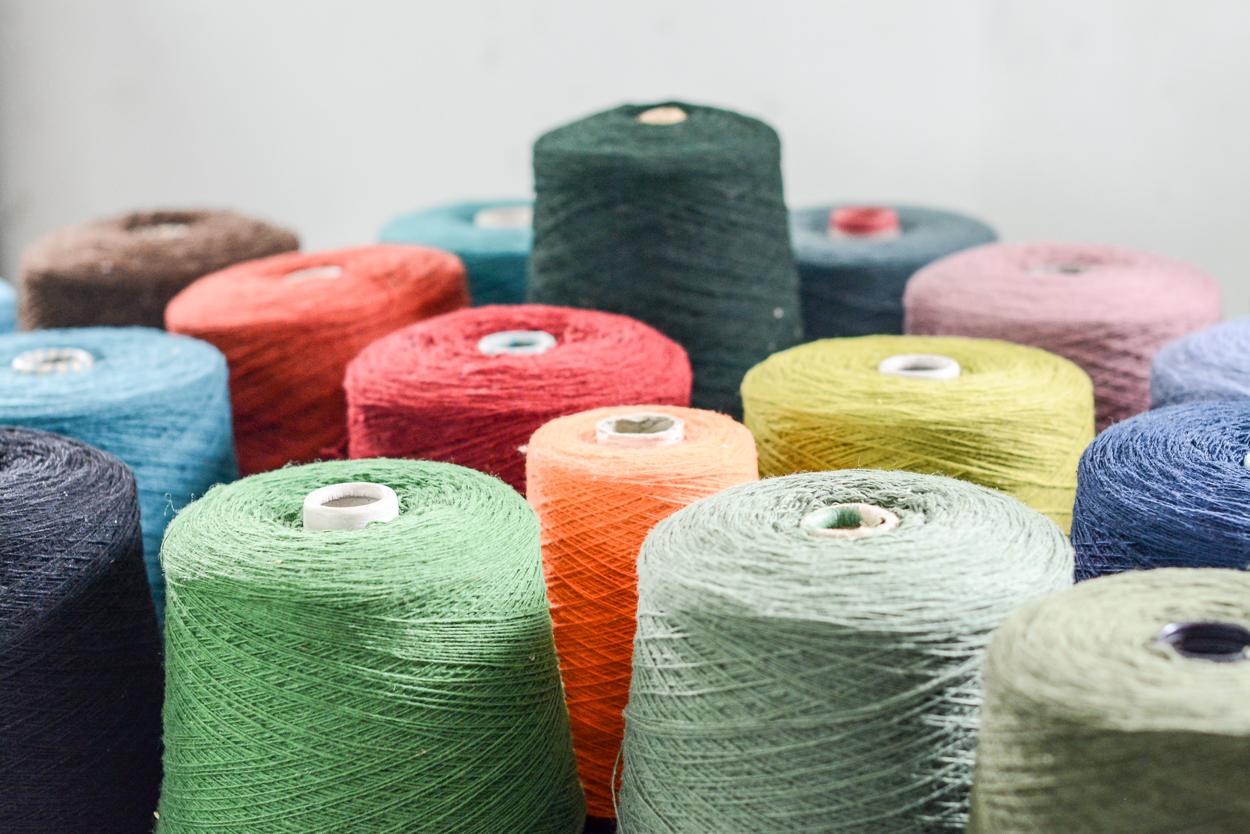 Couverture/plier en laine biologique fini à la main avec motif de vagues turquoise, fabriqué au Portugal en vente 12
