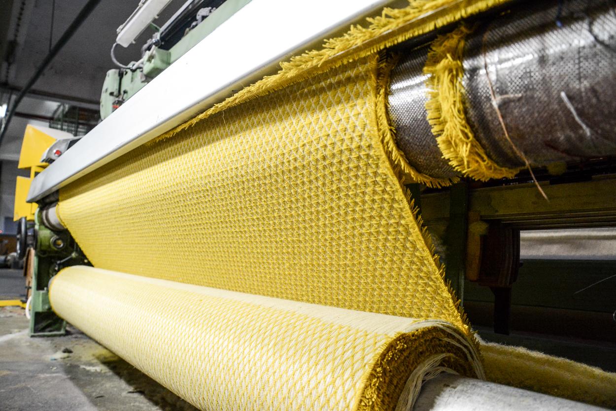 Couverture/plier en laine biologique fini à la main avec motif de vague jaune, fabriqué au Portugal en vente 9