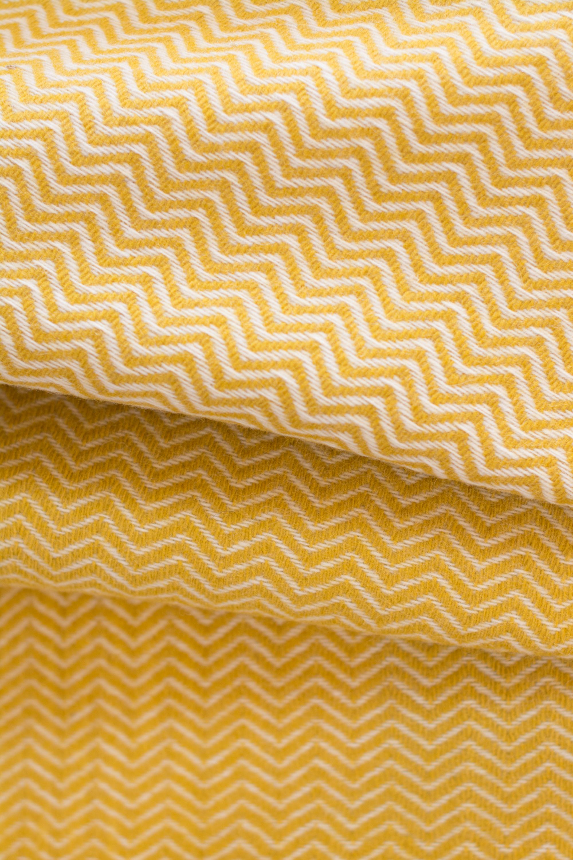 Organique Couverture/plier en laine biologique fini à la main avec motif de vague jaune, fabriqué au Portugal en vente