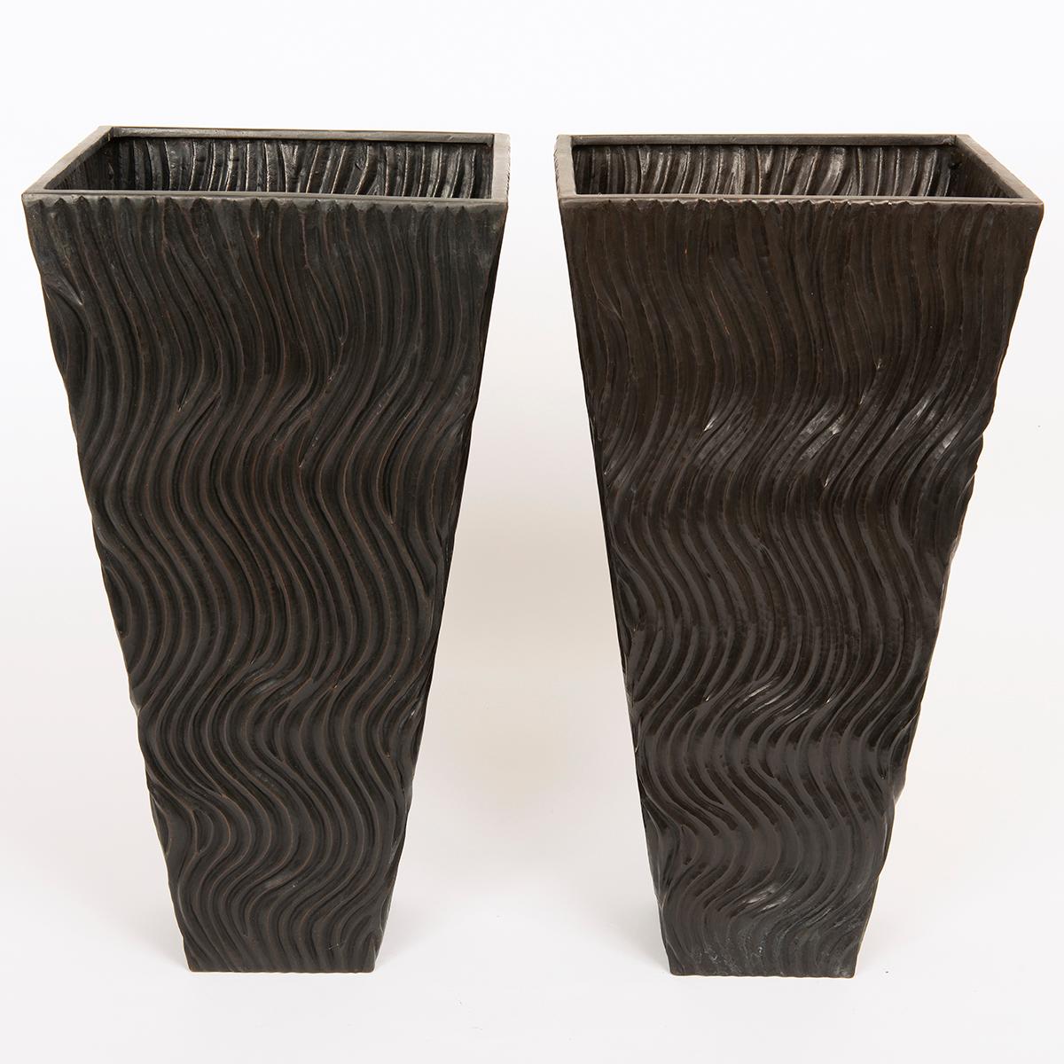 Ein einzigartiges Paar großer, handgefertigter Vasen aus repoussiertem Kupfer, von Robert Kuo.

Die dekorativen Objekte von Robert Kuo sind weltberühmt und werden in Museen und öffentlichen Räumen ausgestellt. Repousse ist die Kunst, Metall, in