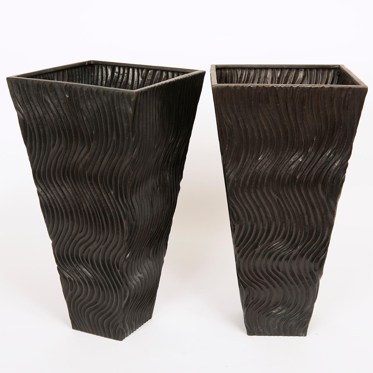 Paar handgefertigte Vasen aus Kupfer mit Repousse-Schliff, von Robert Kuo. (Sonstiges) im Angebot