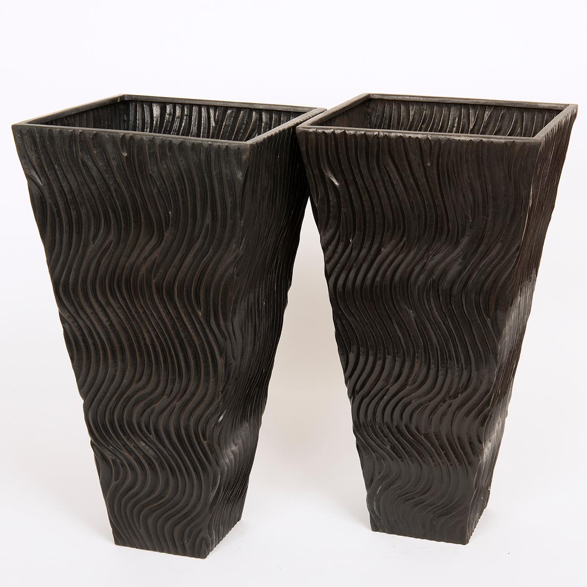 Cuivre Paire de vases en cuivre repoussé, fini à la main, par Robert Kuo. en vente