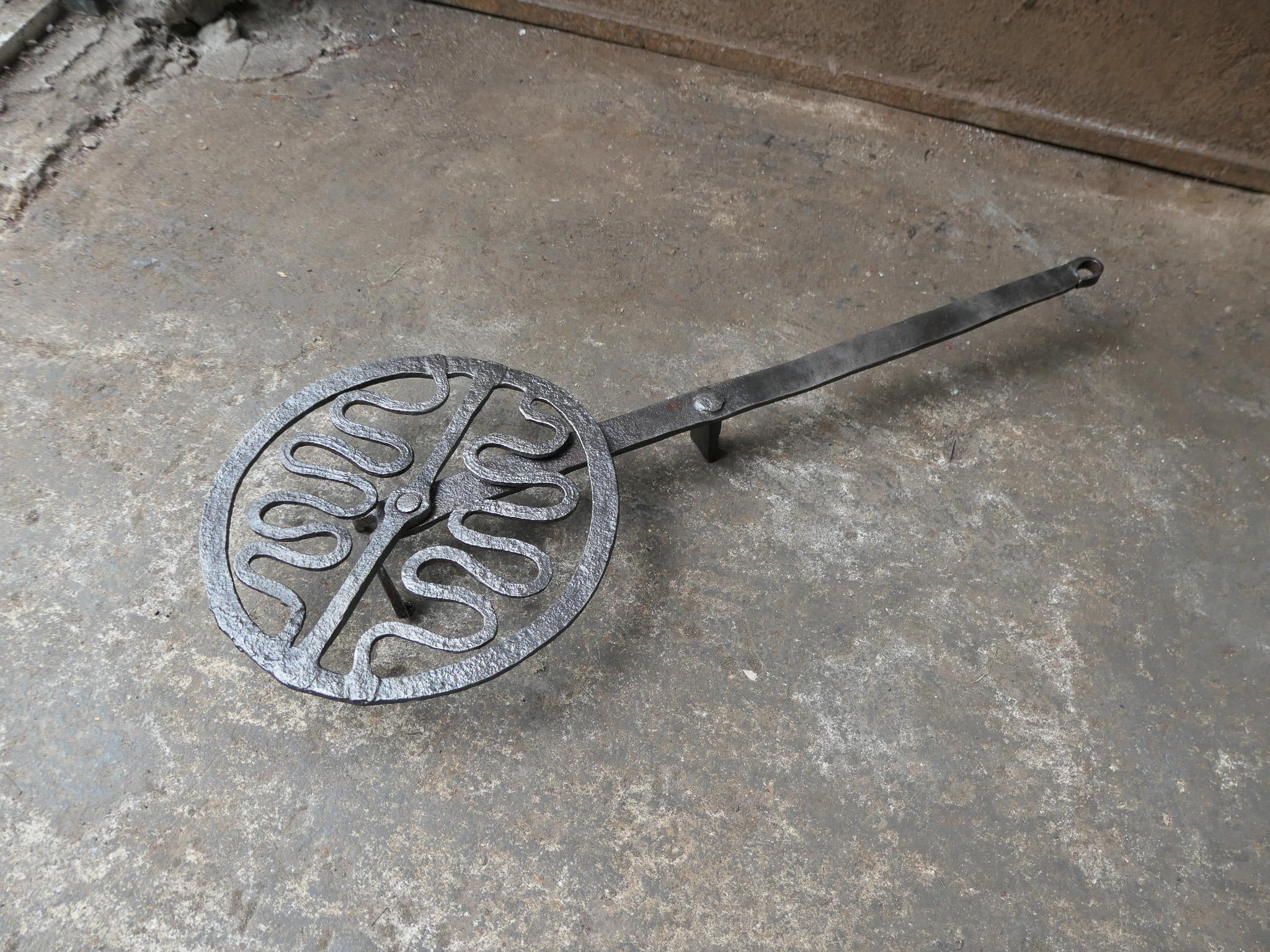 Hand Forged 17th - 18th Century French Rotating Gridiron In Good Condition For Sale In Soest, NL