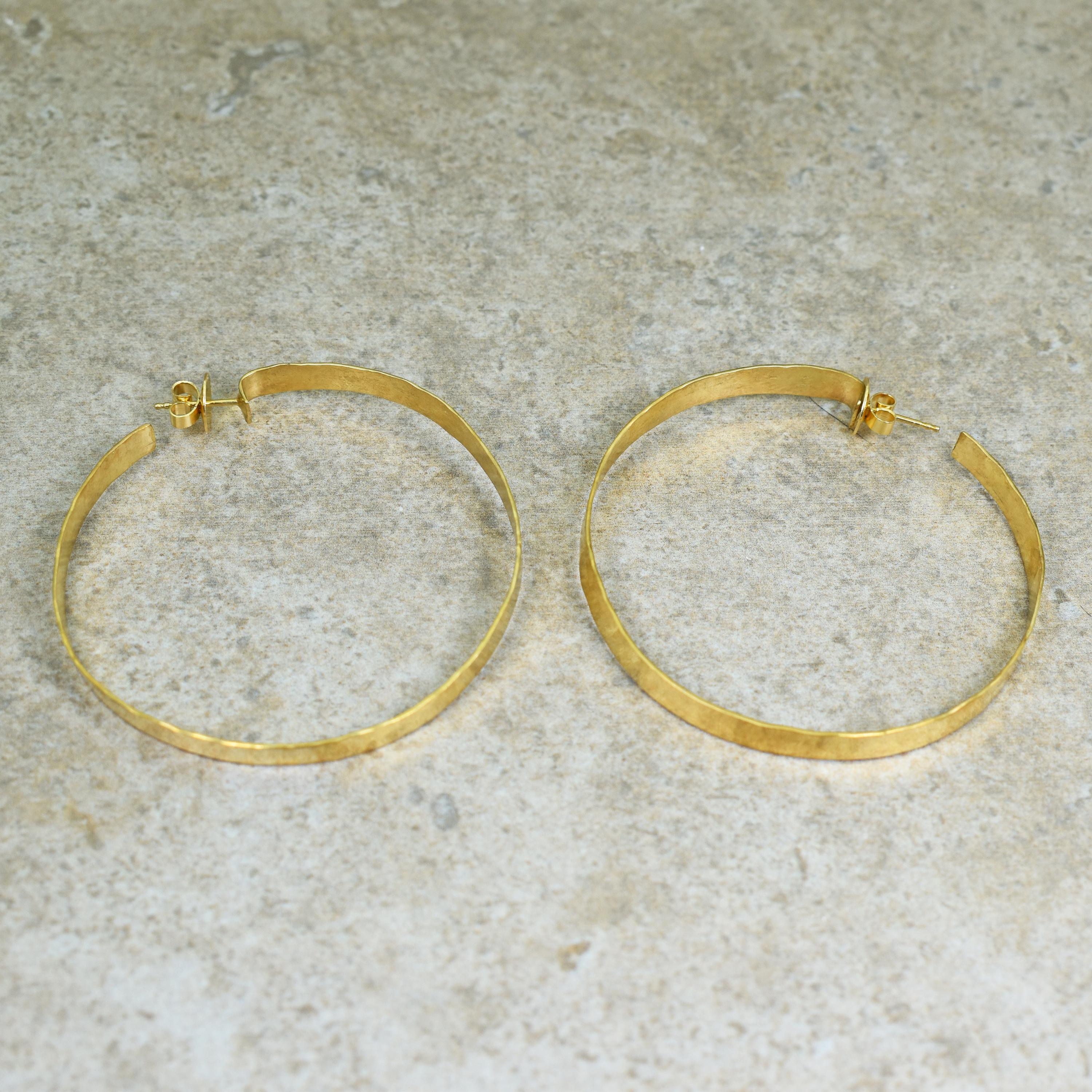 Hand Forged 18 Karat Yellow Gold Hammered Hoop Earrings In New Condition For Sale In Naples, FL