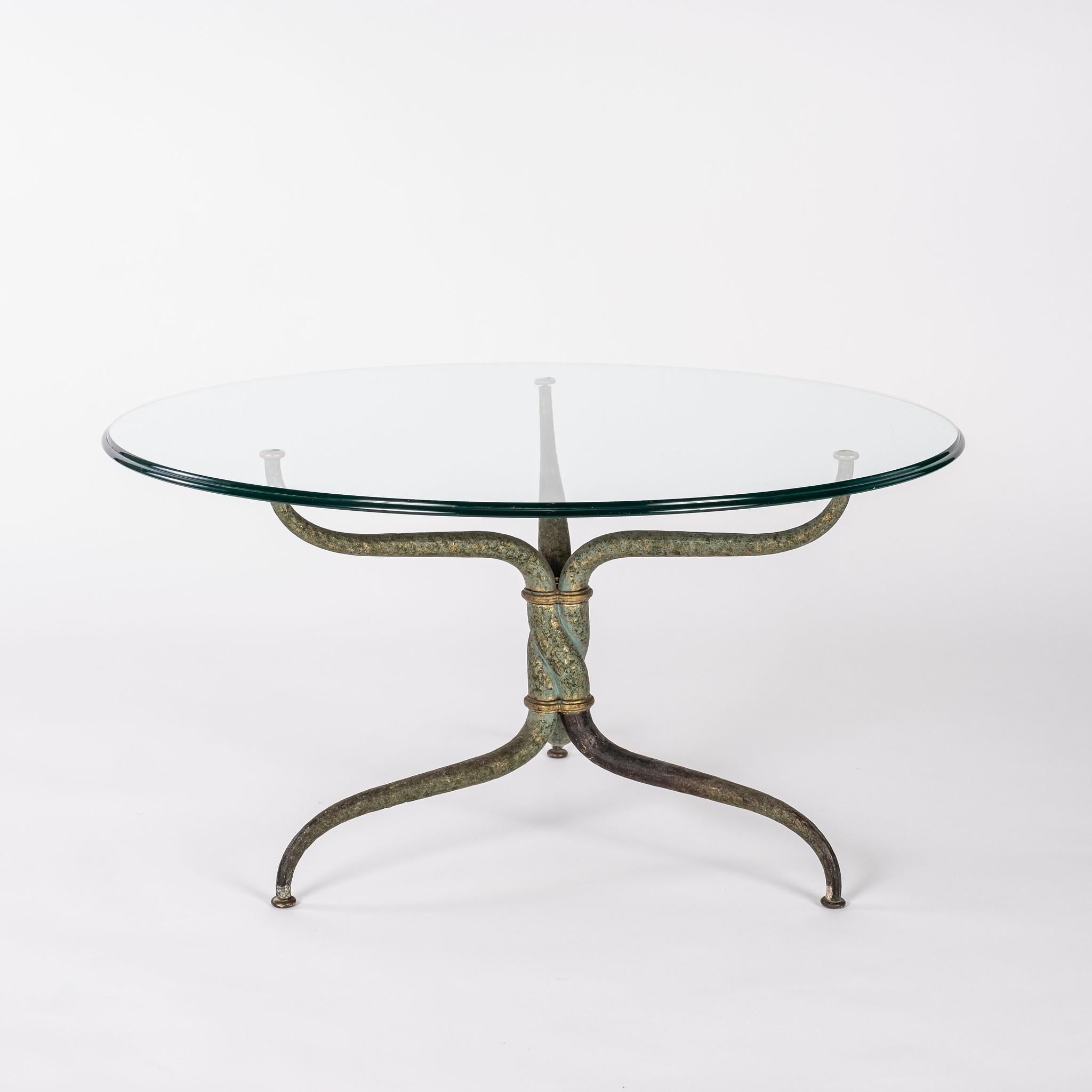 Table de cocktail française Art Nouveau du début du 20e siècle, composée d'une base tripode en bronze forgé à la main en forme de vignes torsadées et d'un plateau en verre. 