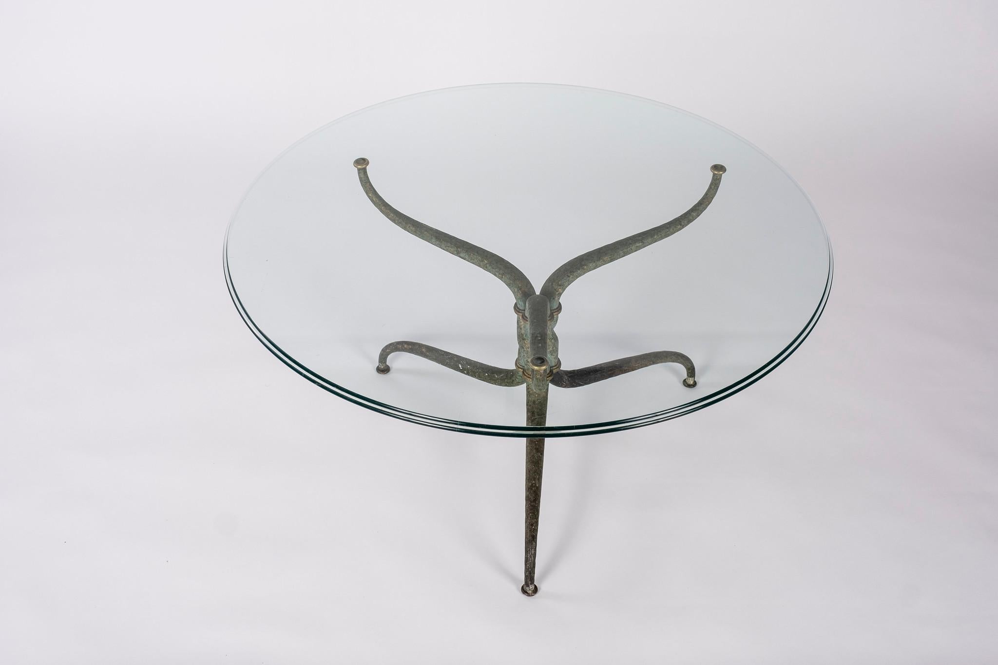 Table Cocktail en bronze forgé à la main et verre Bon état - En vente à Houston, TX