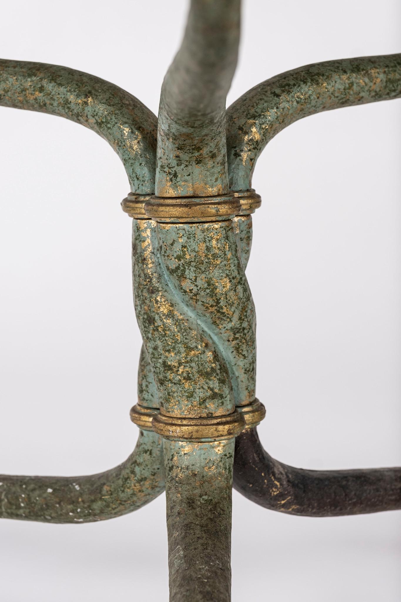 20ième siècle Table Cocktail en bronze forgé à la main et verre en vente