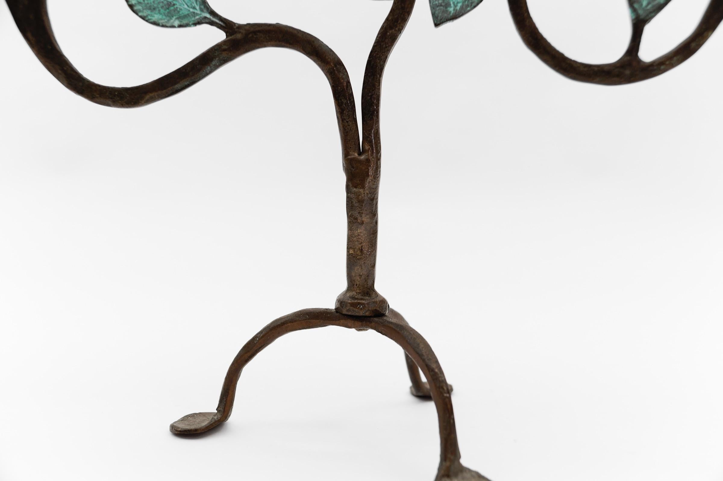 Handgeschmiedeter Kerzenhalter aus Bronze und Messing mit Baum des Lebens-Skulptur-Design, 1960er Jahre  im Angebot 3