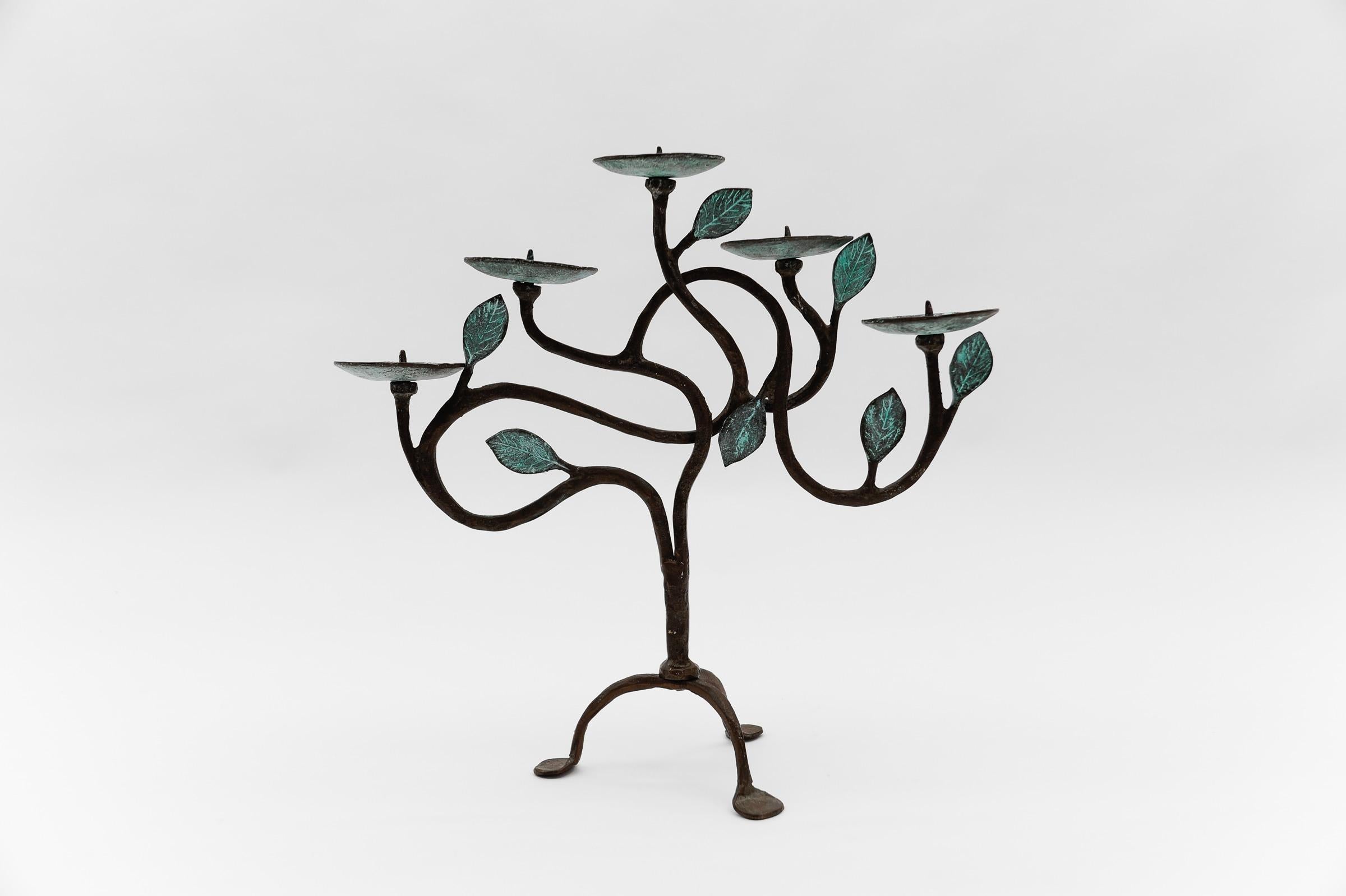 Handgeschmiedeter Kerzenhalter aus Bronze und Messing mit Baum des Lebens-Skulptur-Design, 1960er Jahre  (Moderne der Mitte des Jahrhunderts) im Angebot