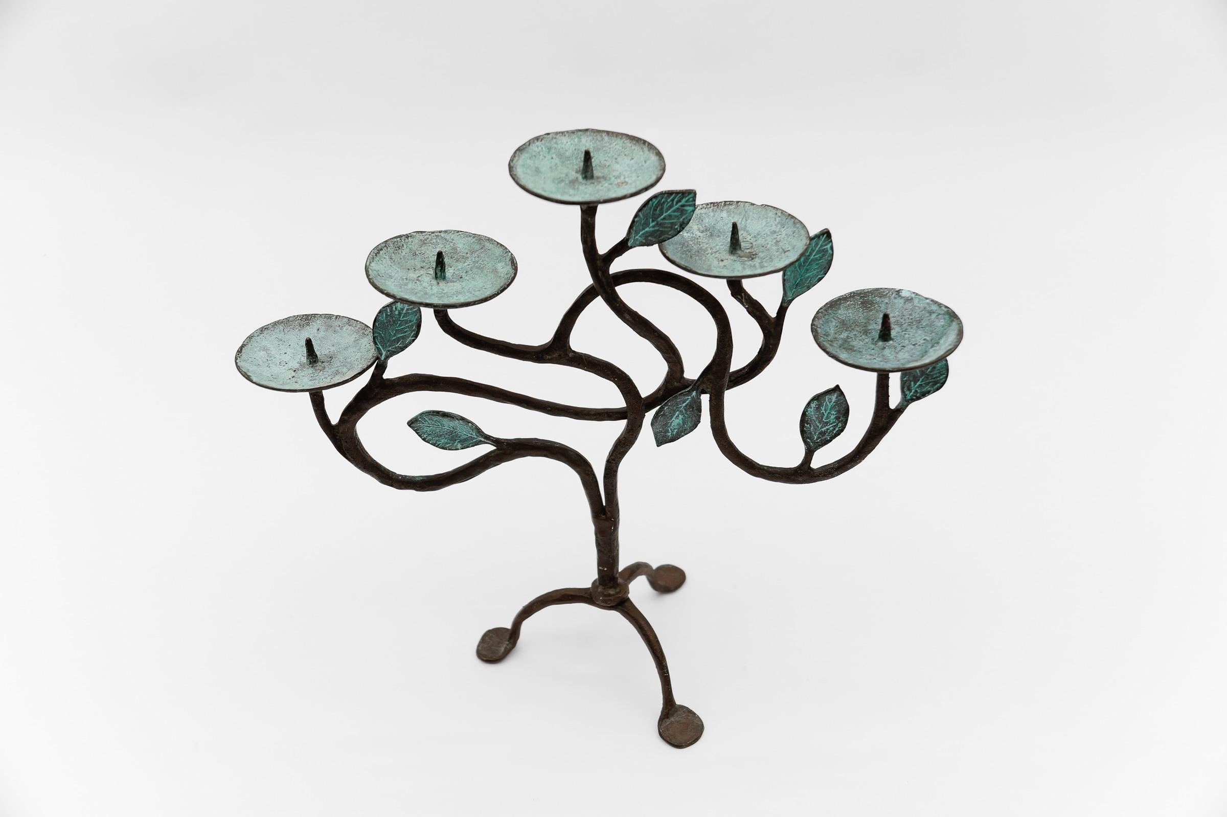 Handgeschmiedeter Kerzenhalter aus Bronze und Messing mit Baum des Lebens-Skulptur-Design, 1960er Jahre  (Handgefertigt) im Angebot
