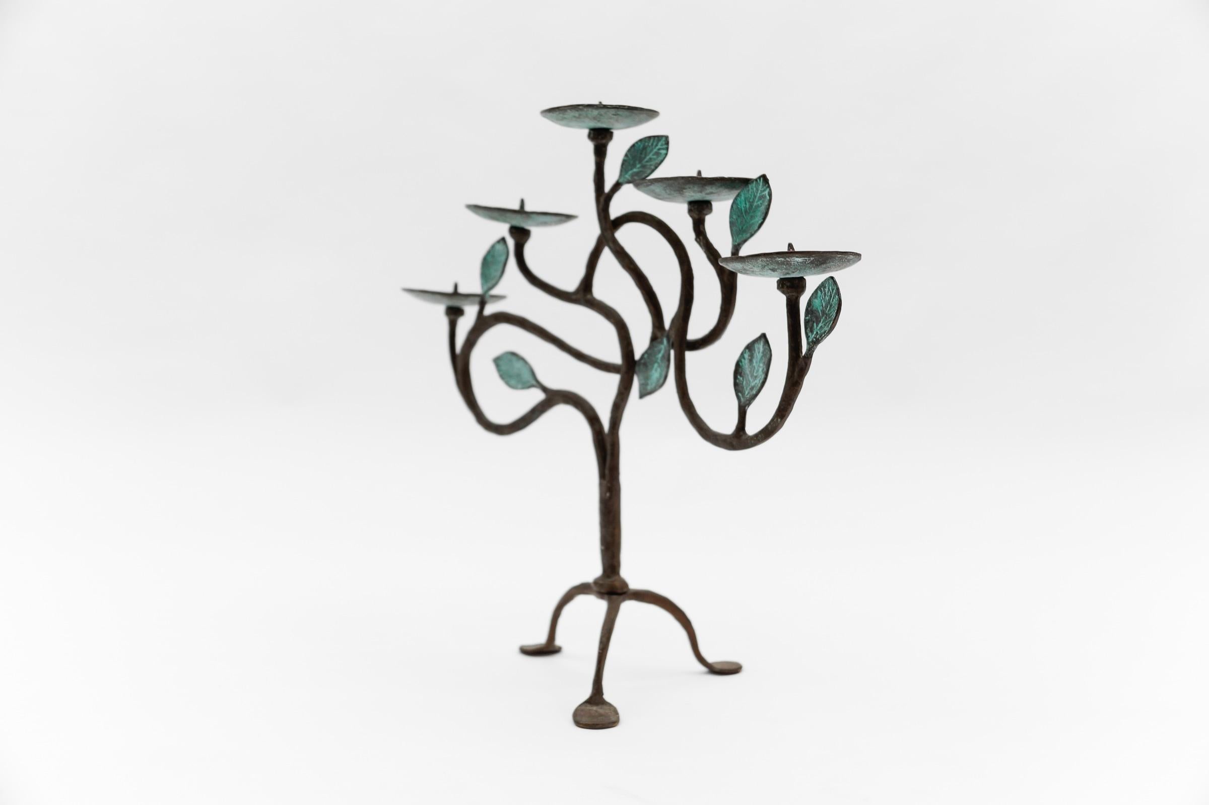 Handgeschmiedeter Kerzenhalter aus Bronze und Messing mit Baum des Lebens-Skulptur-Design, 1960er Jahre  im Zustand „Gut“ im Angebot in Nürnberg, Bayern