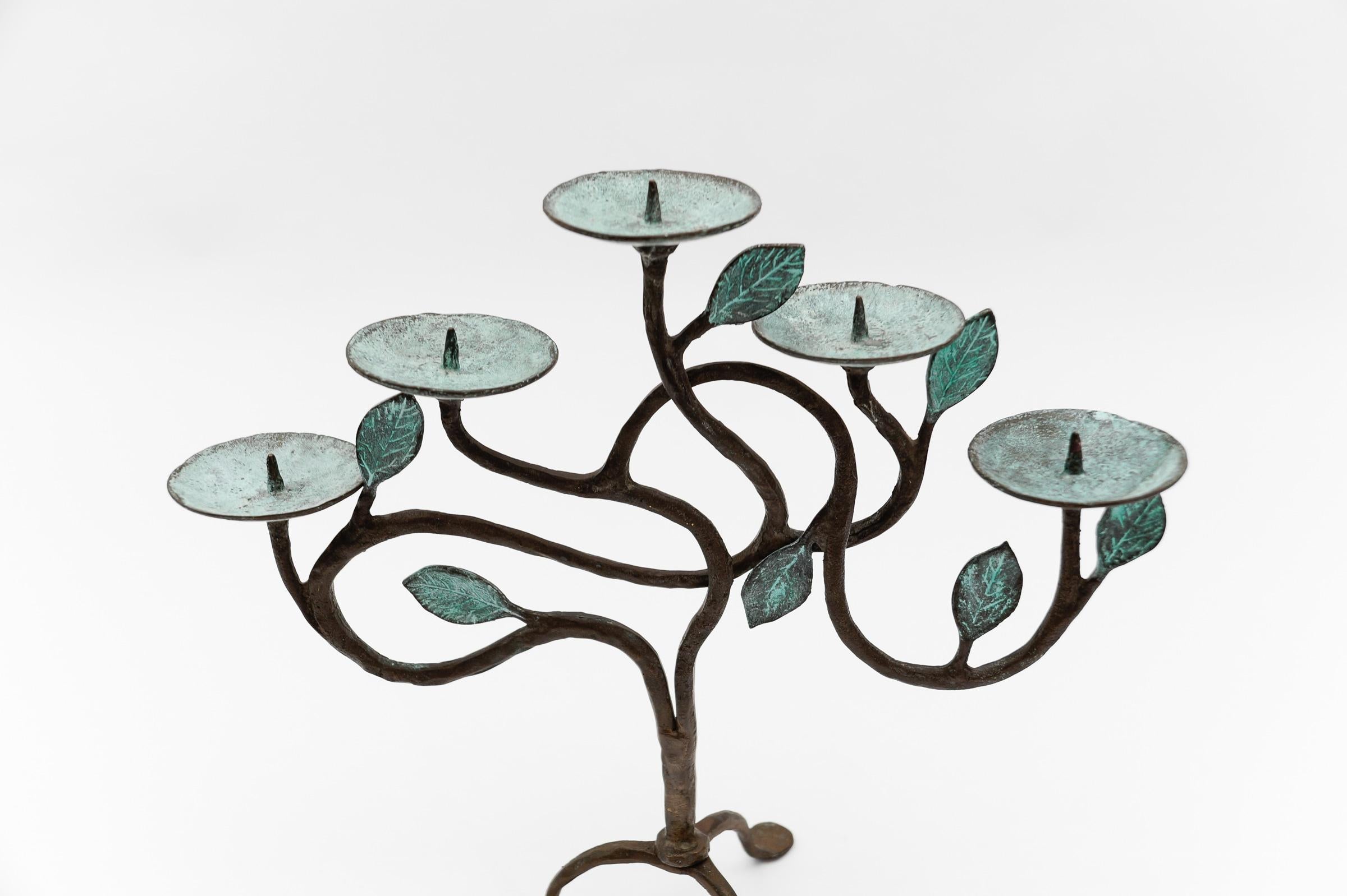 Handgeschmiedeter Kerzenhalter aus Bronze und Messing mit Baum des Lebens-Skulptur-Design, 1960er Jahre  (Mitte des 20. Jahrhunderts) im Angebot