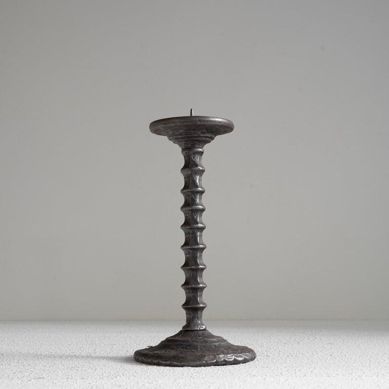 Handgeschmiedeter brutalistischer Kerzenhalter aus Metall. Mitte des 20. Jahrhunderts.     Dies ist ein besonderer handgefertigter brutalistischer Kerzenhalter aus geschmiedetem Metall. Die interessanten Formen und die Verwendung des MATERIALs