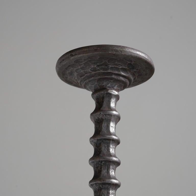 Handgeschmiedeter brutalistischer Kerzenhalter aus Metall (Geschmiedet) im Angebot