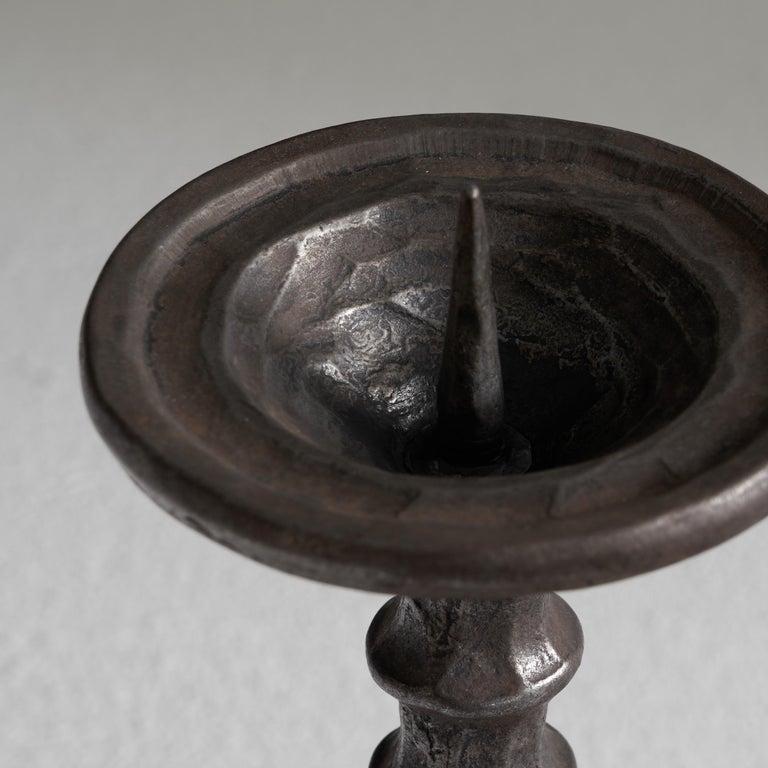 Handgeschmiedeter brutalistischer Kerzenhalter aus Metall im Angebot 1